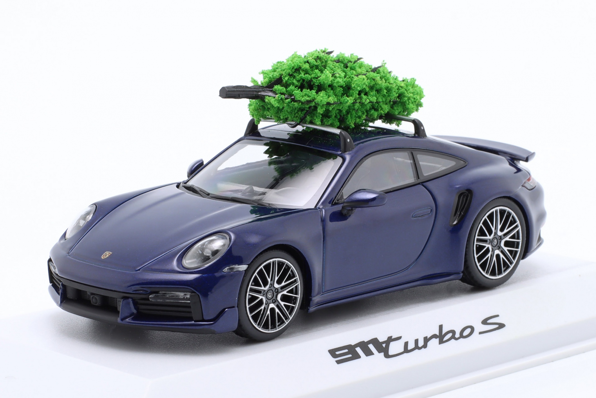 Porsche 911 (992) Turbo S Weihnachts Edition mit Tannenbaum enzianblau  