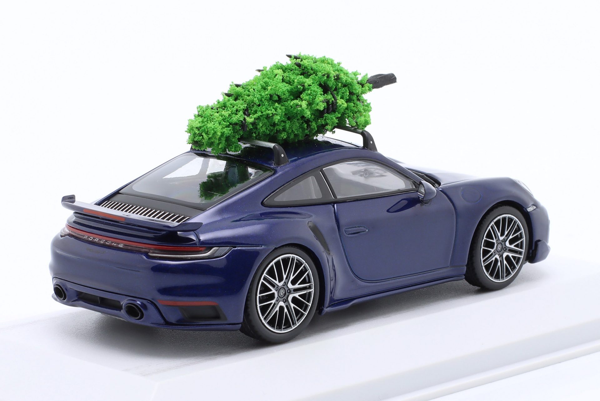 Porsche 911 (992) Turbo S Weihnachts Edition mit Tannenbaum enzianblau  