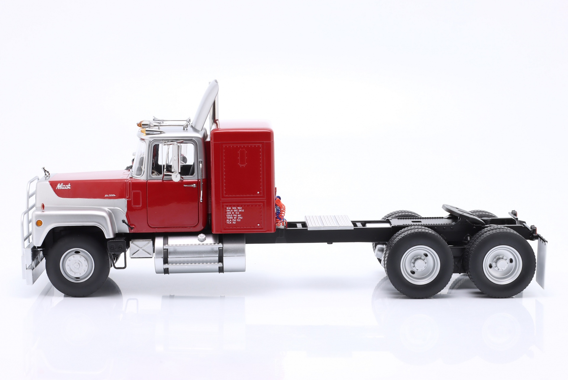 Mack RL 700L Sattelzugmaschine 1974 rot metallic / silber  