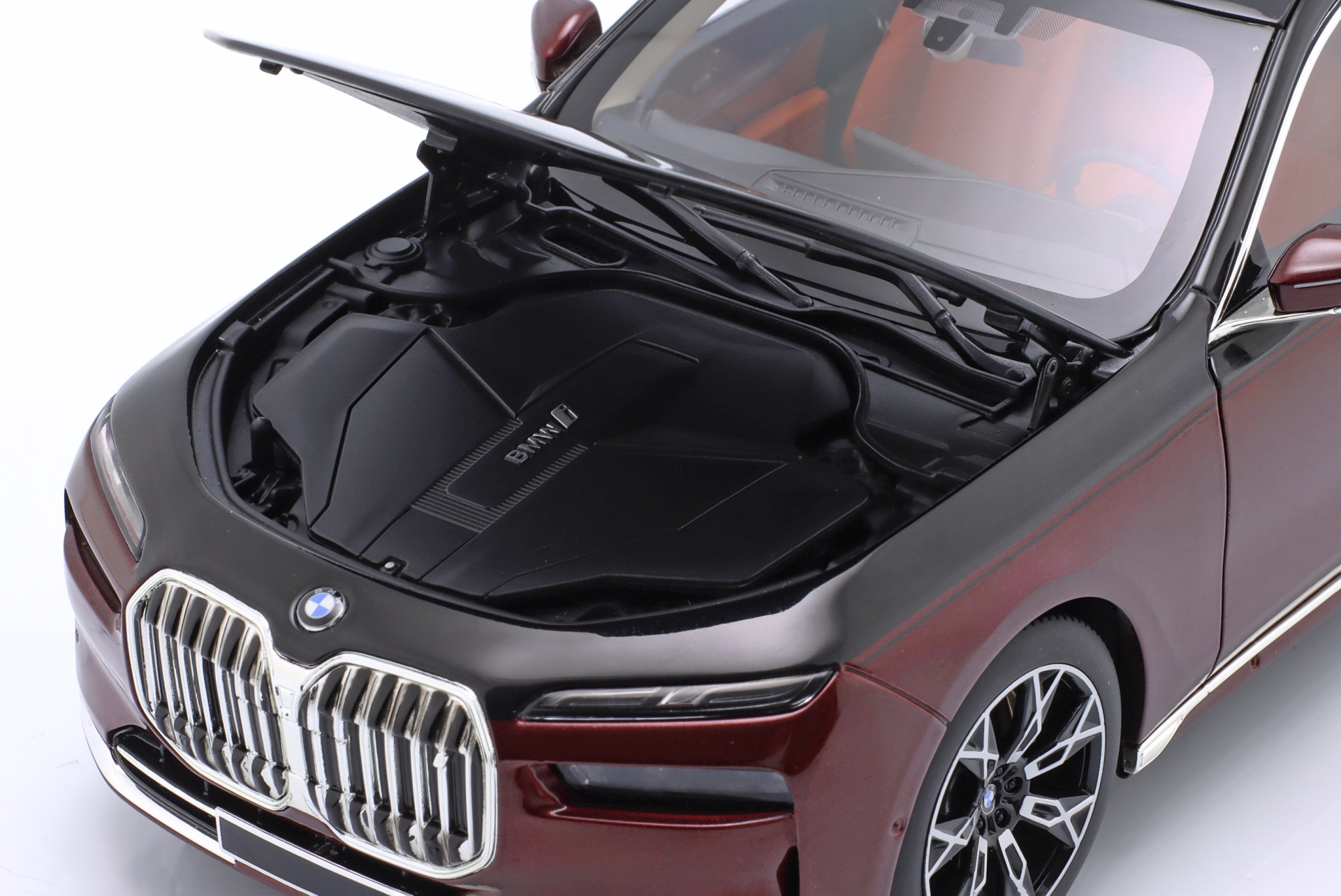 BMW i7 (G70) Baujahr 2022 schwarz metallic / rot metallic  