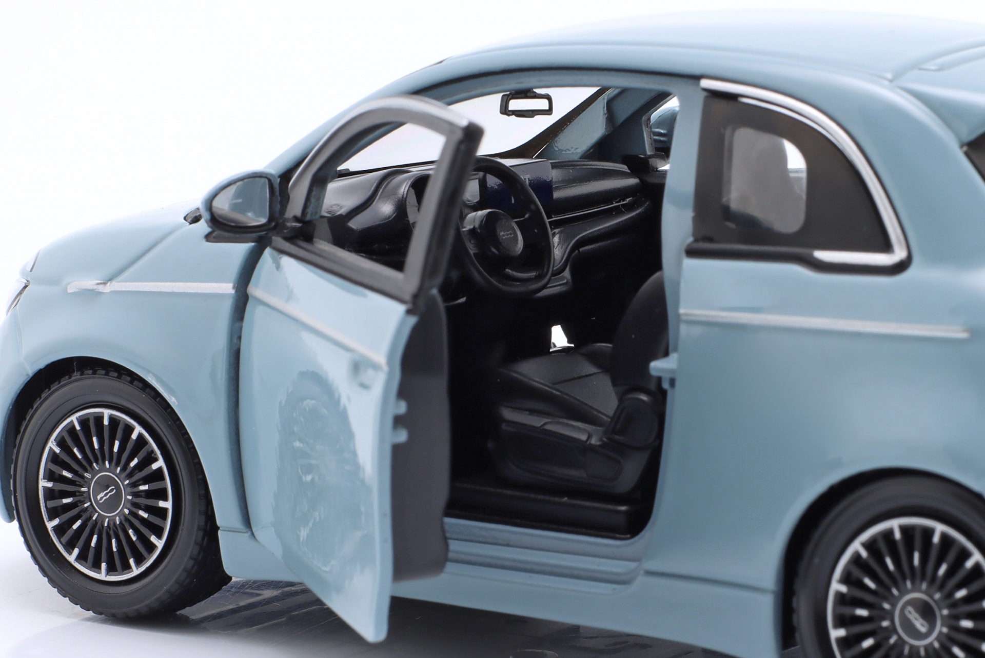 Fiat 500e Baujahr 2023 hellblau  