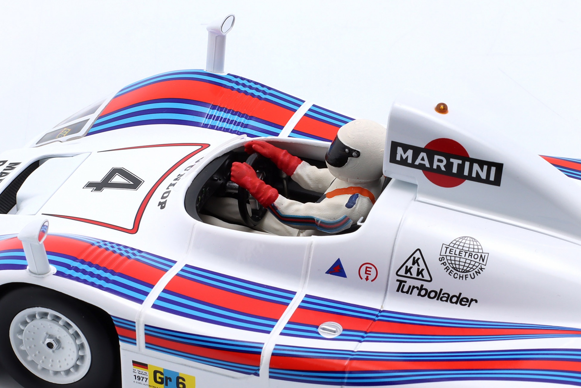 Set: Porsche 936 Martini #4 Sieger 24h LeMans 1977 mit Fahrerfigur wei&szlig;er Helm  