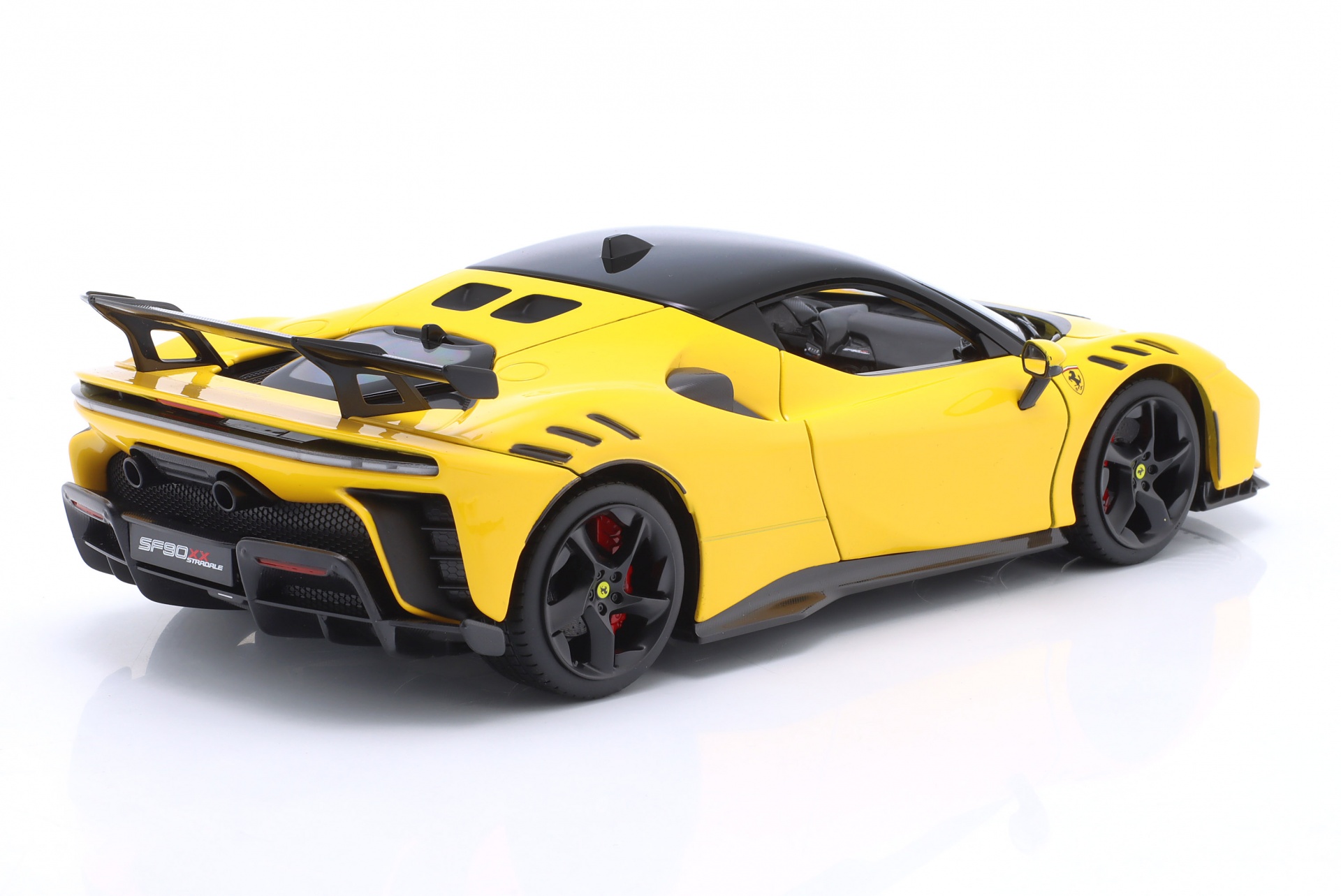 Ferrari SF90 XX Stradale Baujahr 2024 Modena gelb  