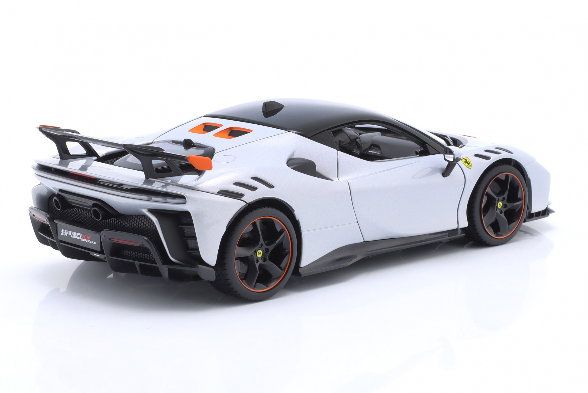 Ferrari SF90 XX Stradale Baujahr 2024 wei&szlig; metallic  