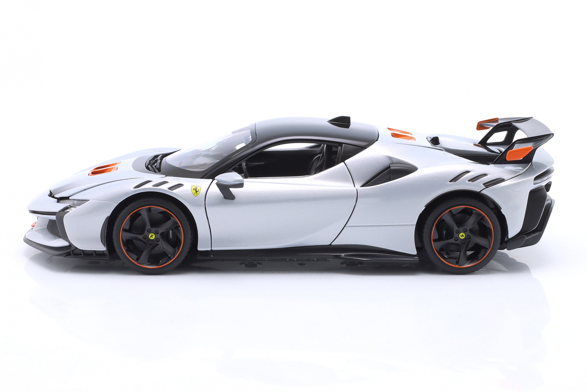 Ferrari SF90 XX Stradale Baujahr 2024 wei&szlig; metallic  