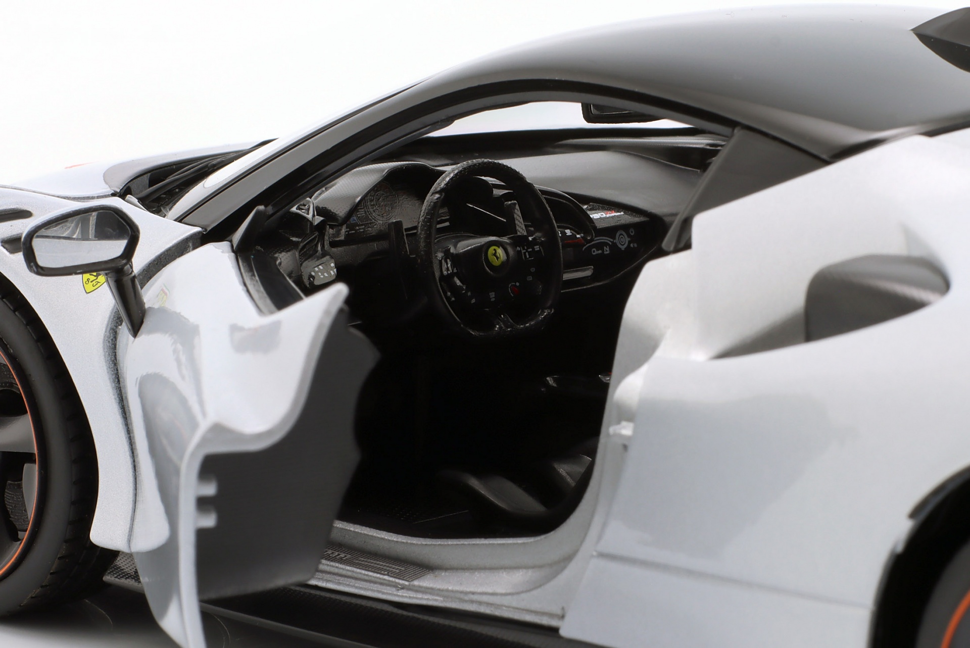 Ferrari SF90 XX Stradale Baujahr 2024 wei&szlig; metallic  