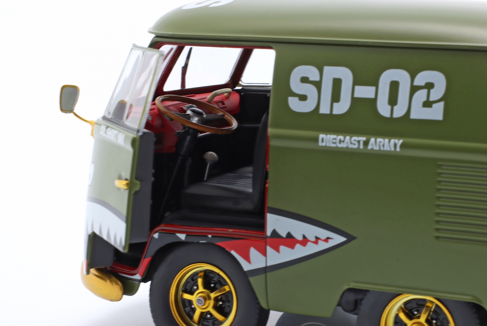 Volkswagen VW Kool Kombi Army Fighter 2023 oliv mit Dekor  