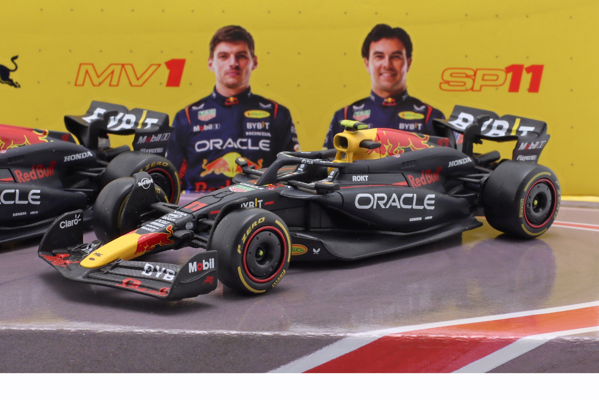 2-Car Set Verstappen #1 & Perez #11 Formel 1 Weltmeister 2024  