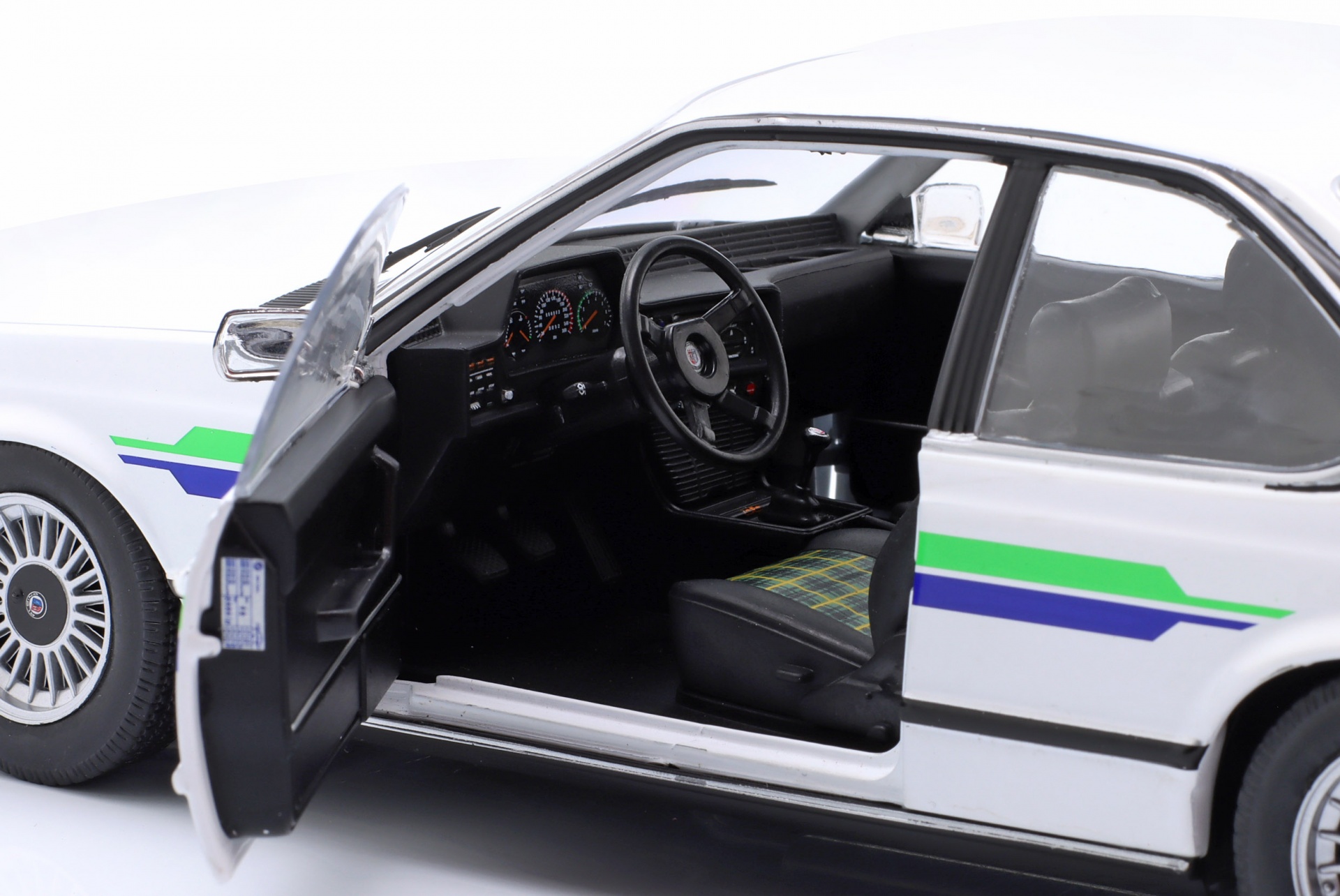 BMW Alpina B7 Turbo (E24) Baujahr 1984 wei&szlig; mit Dekor  