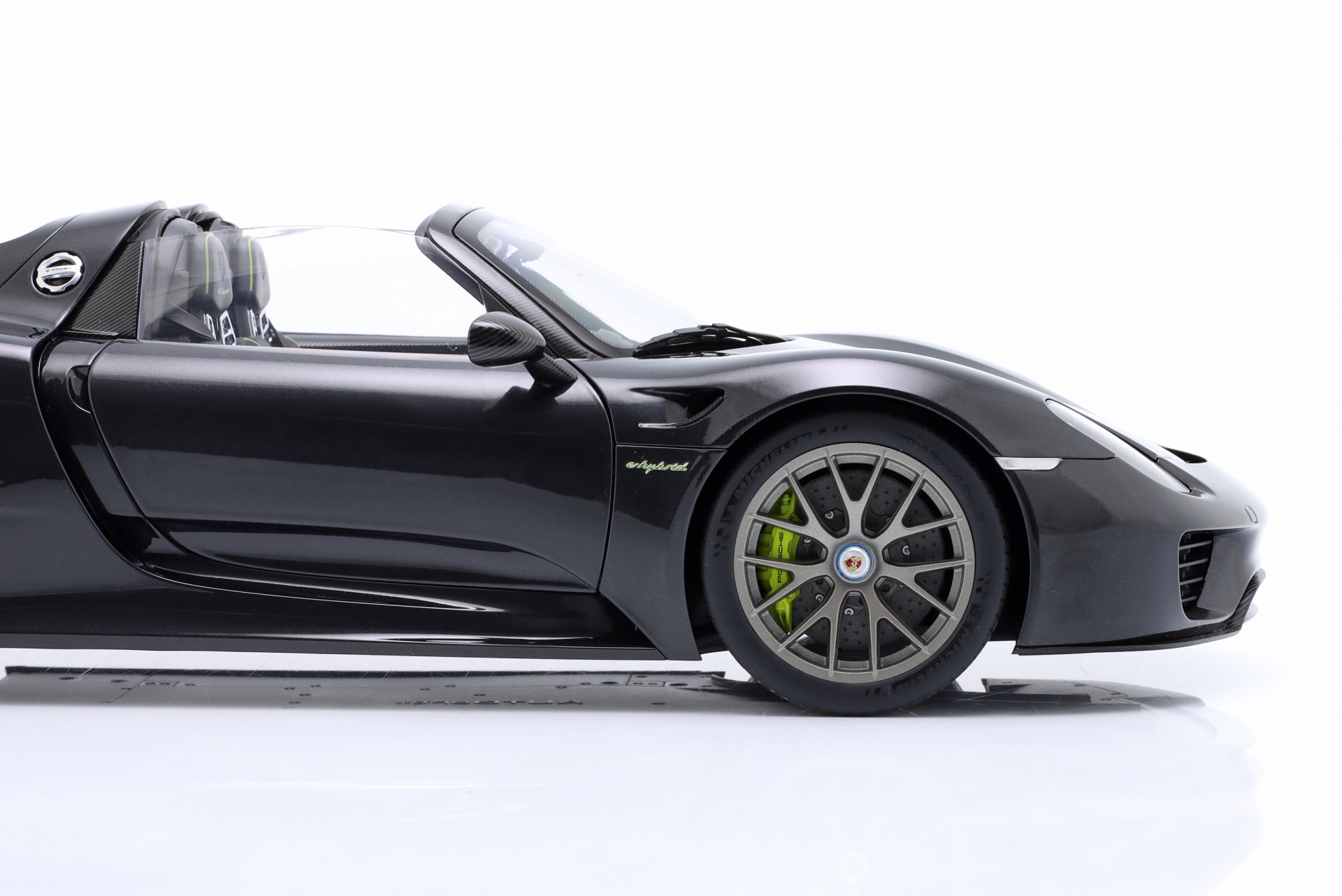 Porsche 918 Spyder Weissach Package 2013 schwarz metallic  
