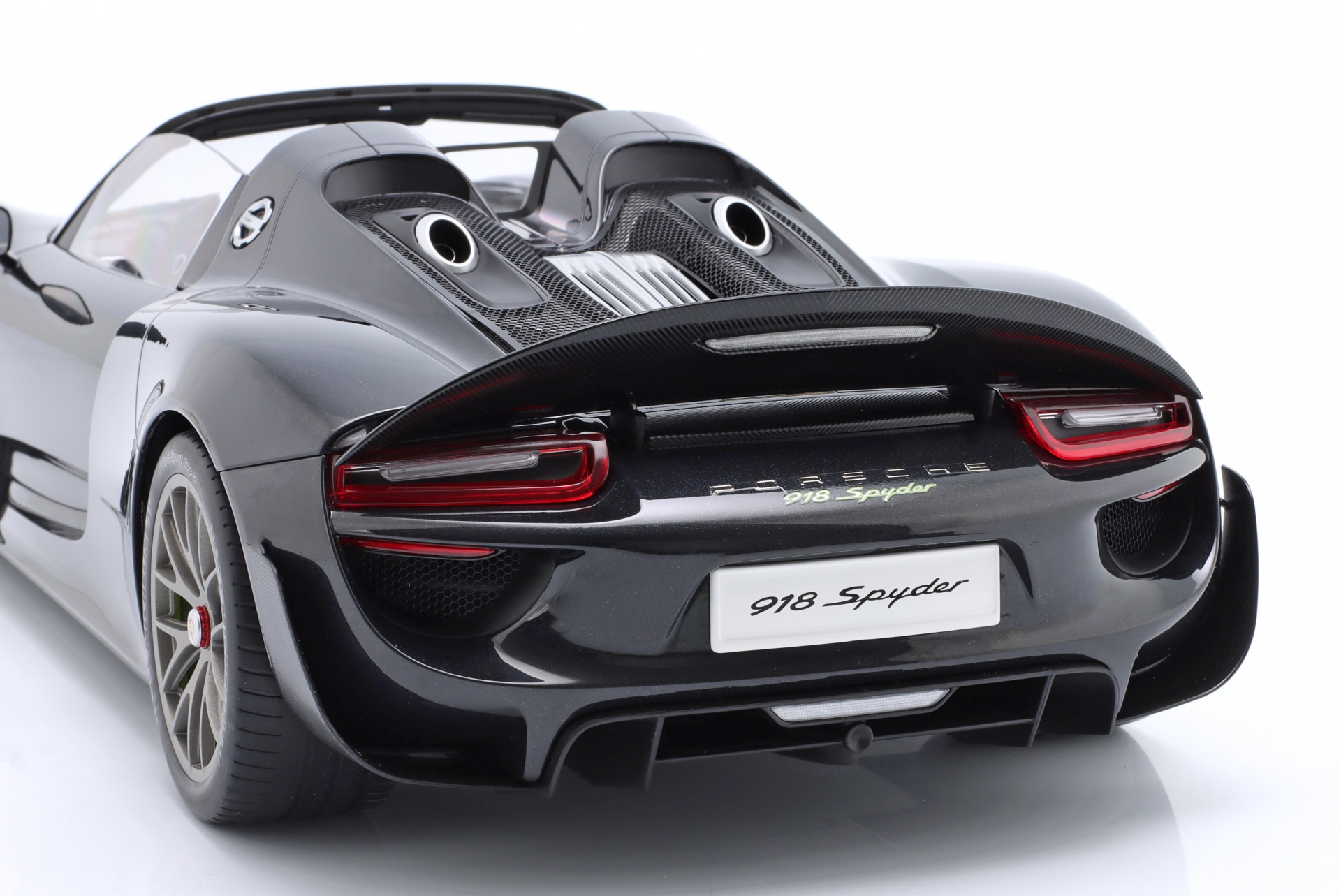Porsche 918 Spyder Weissach Package 2013 schwarz metallic  