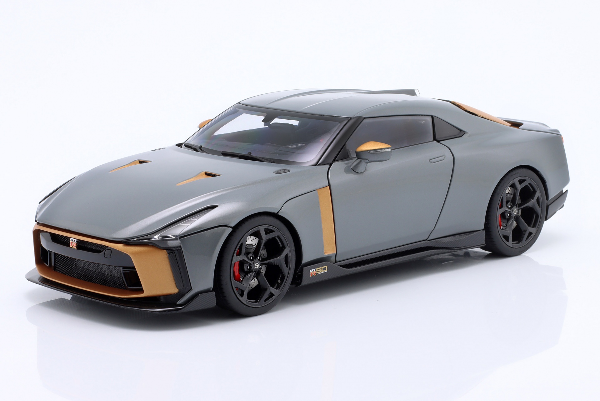 Nissan GT-R50 Baujahr 2020 silber, gold  