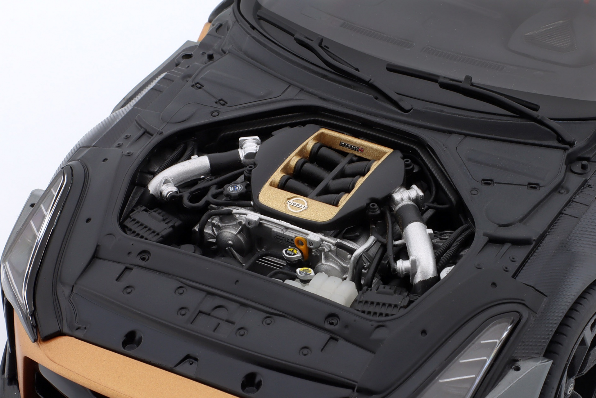Nissan GT-R50 Baujahr 2020 silber, gold  