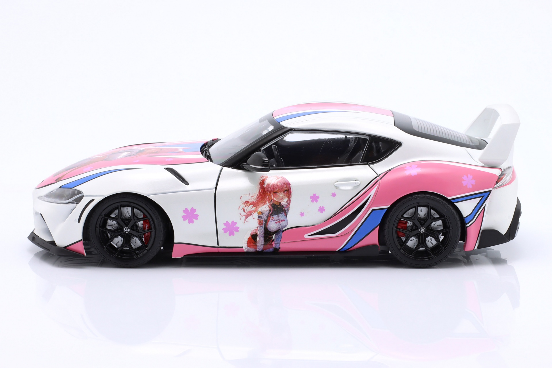 Toyota GR Supra  Works Itasha 2024 wei&szlig; / pink / Dekor  
