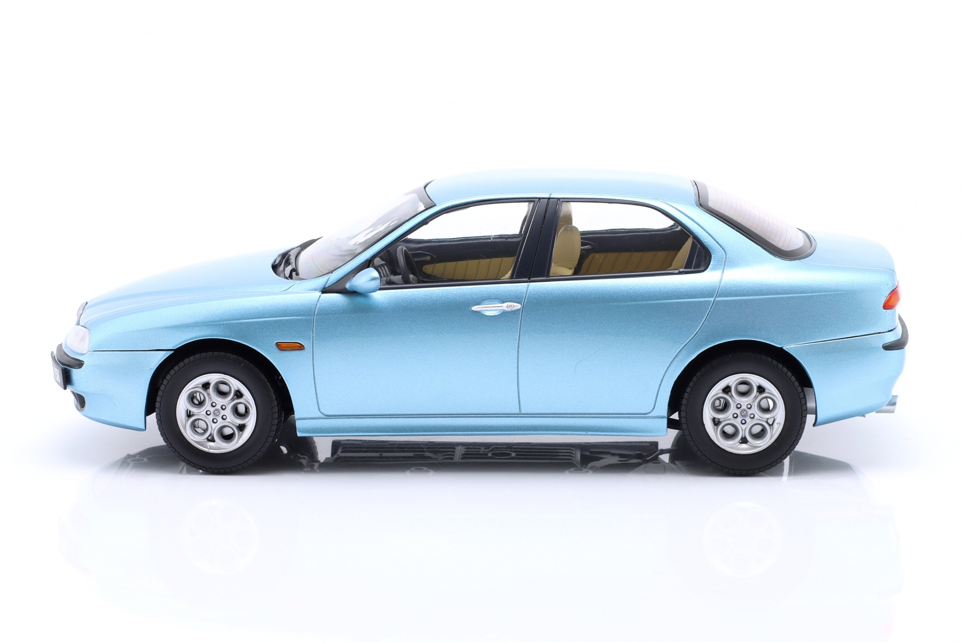 Alfa Romeo 156 Baujahr 1998 hellblau metallic  
