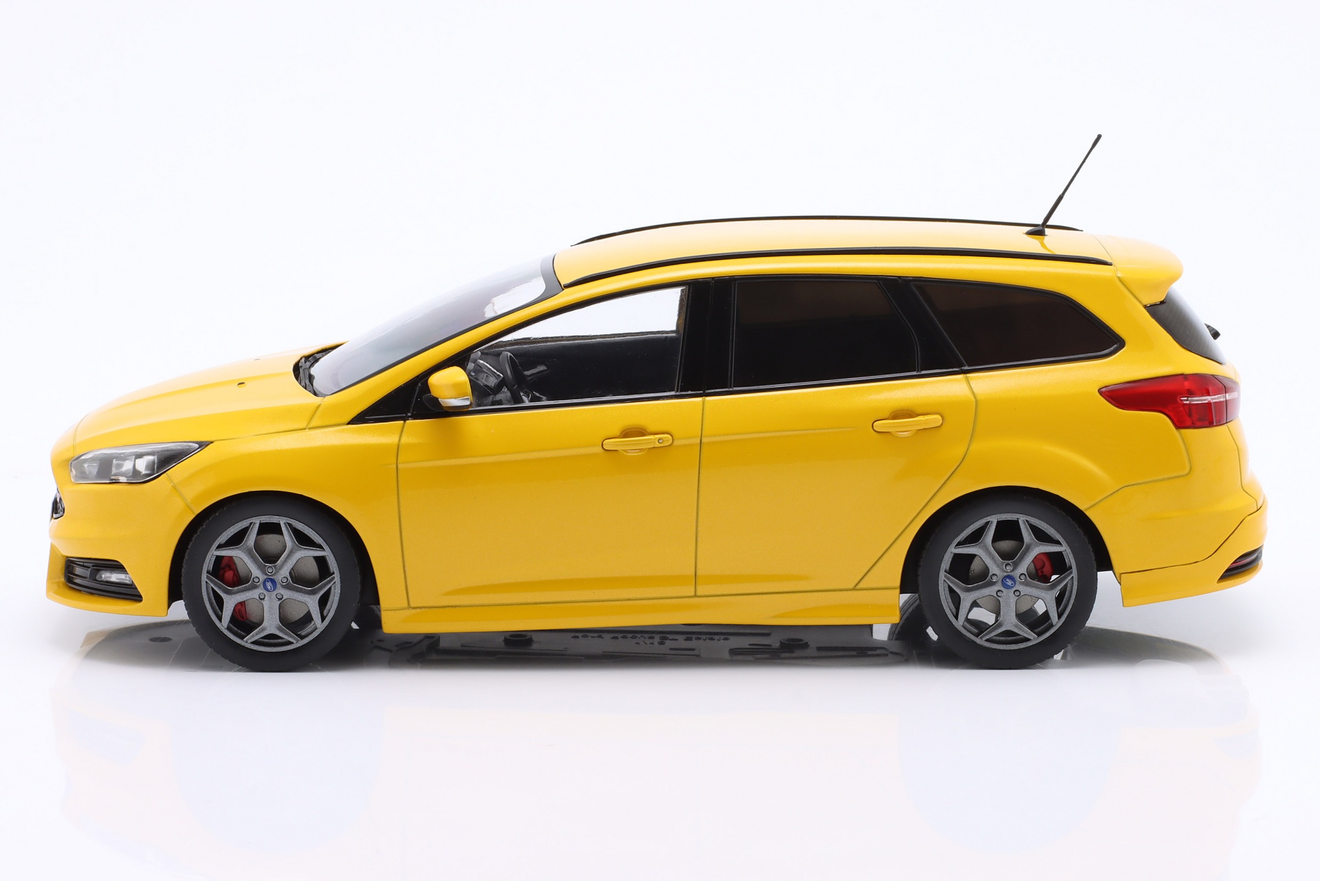 Ford Focus ST Turnier Baujahr 2014 gelb metallic  