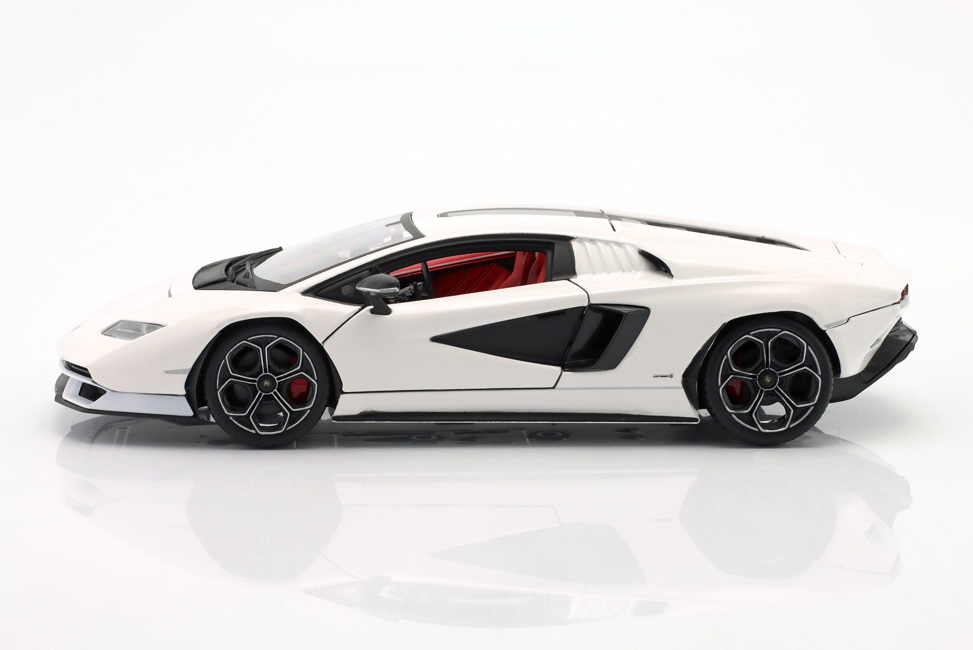 Lamborghini Countach LPI 800-4 Baujahr 2022 wei&szlig;  