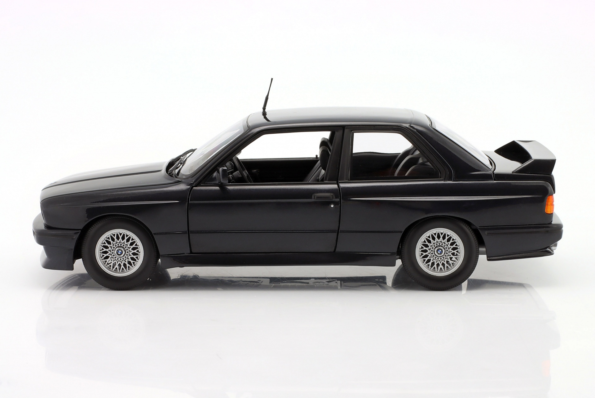 BMW M3 (E30) Street Evo Baujahr 1989 dunkelblau metallic  