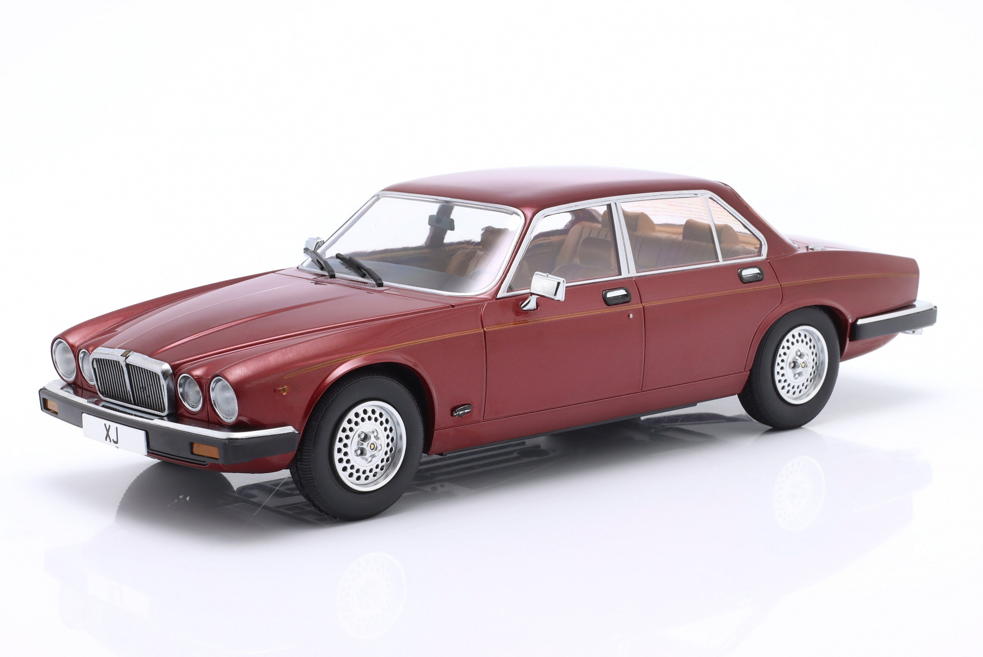 Jaguar XJ Series III Baujahr 1979 dunkelrot metallic  ModelCar Group