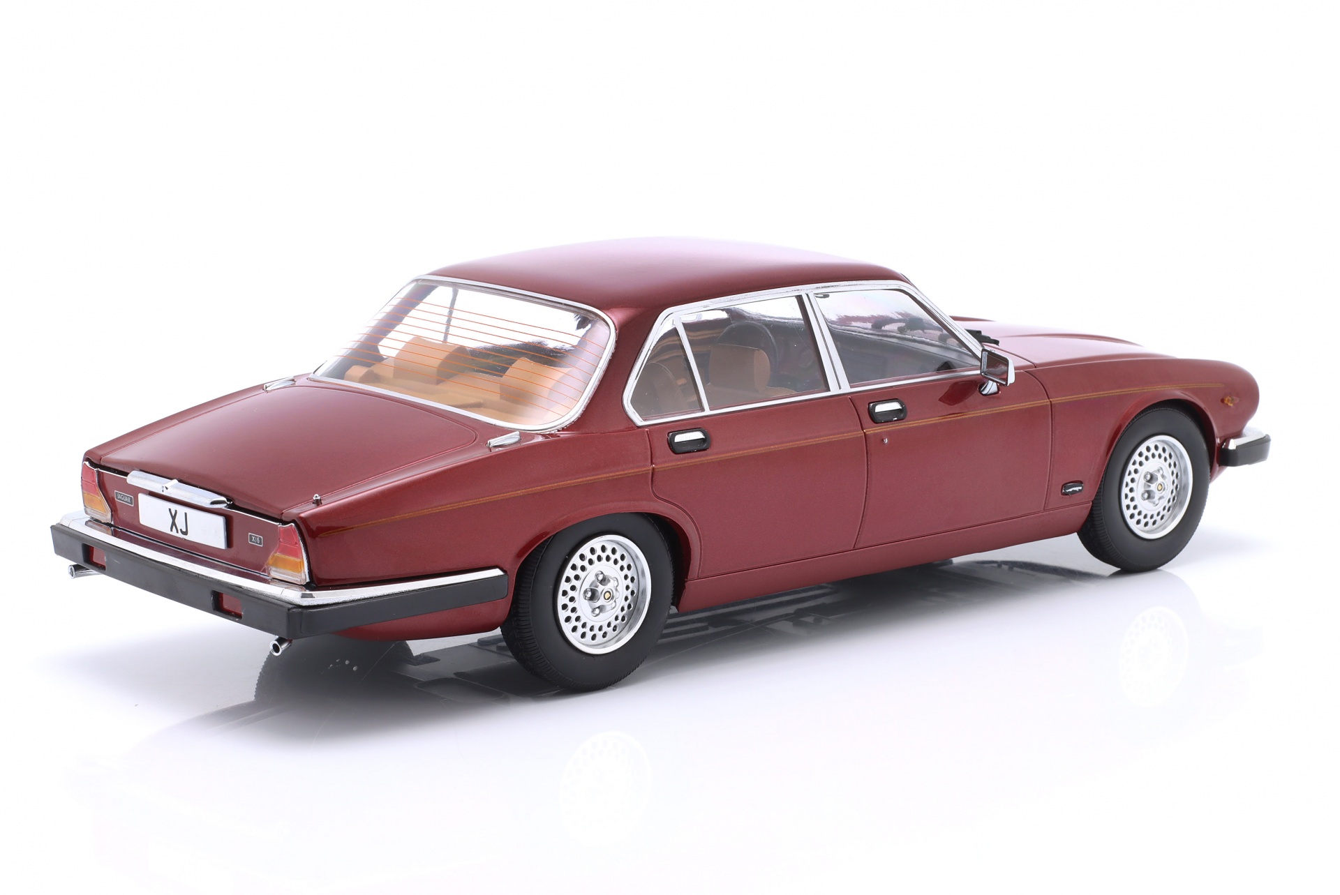Jaguar XJ Series III Baujahr 1979 dunkelrot metallic  ModelCar Group