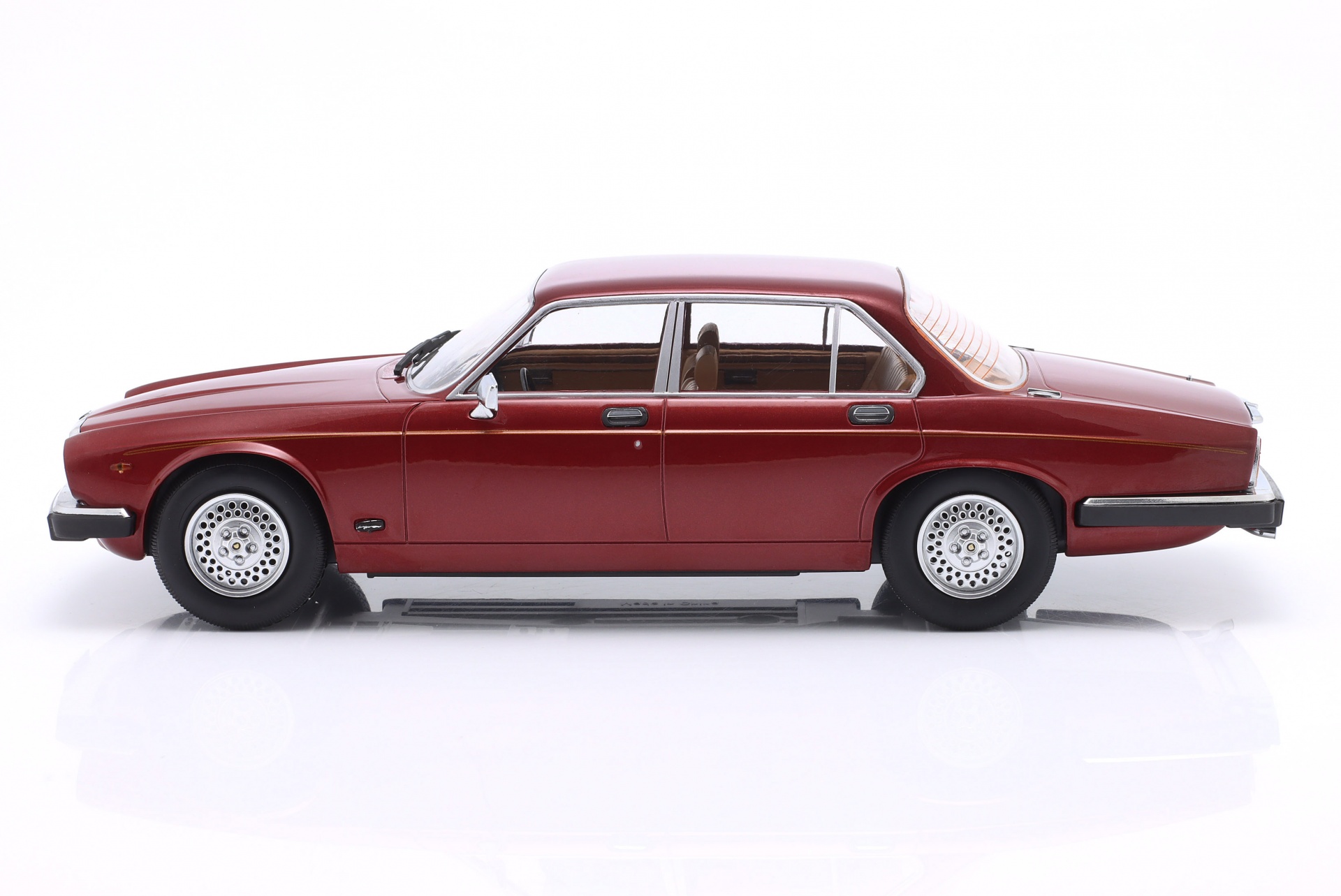 Jaguar XJ Series III Baujahr 1979 dunkelrot metallic  ModelCar Group
