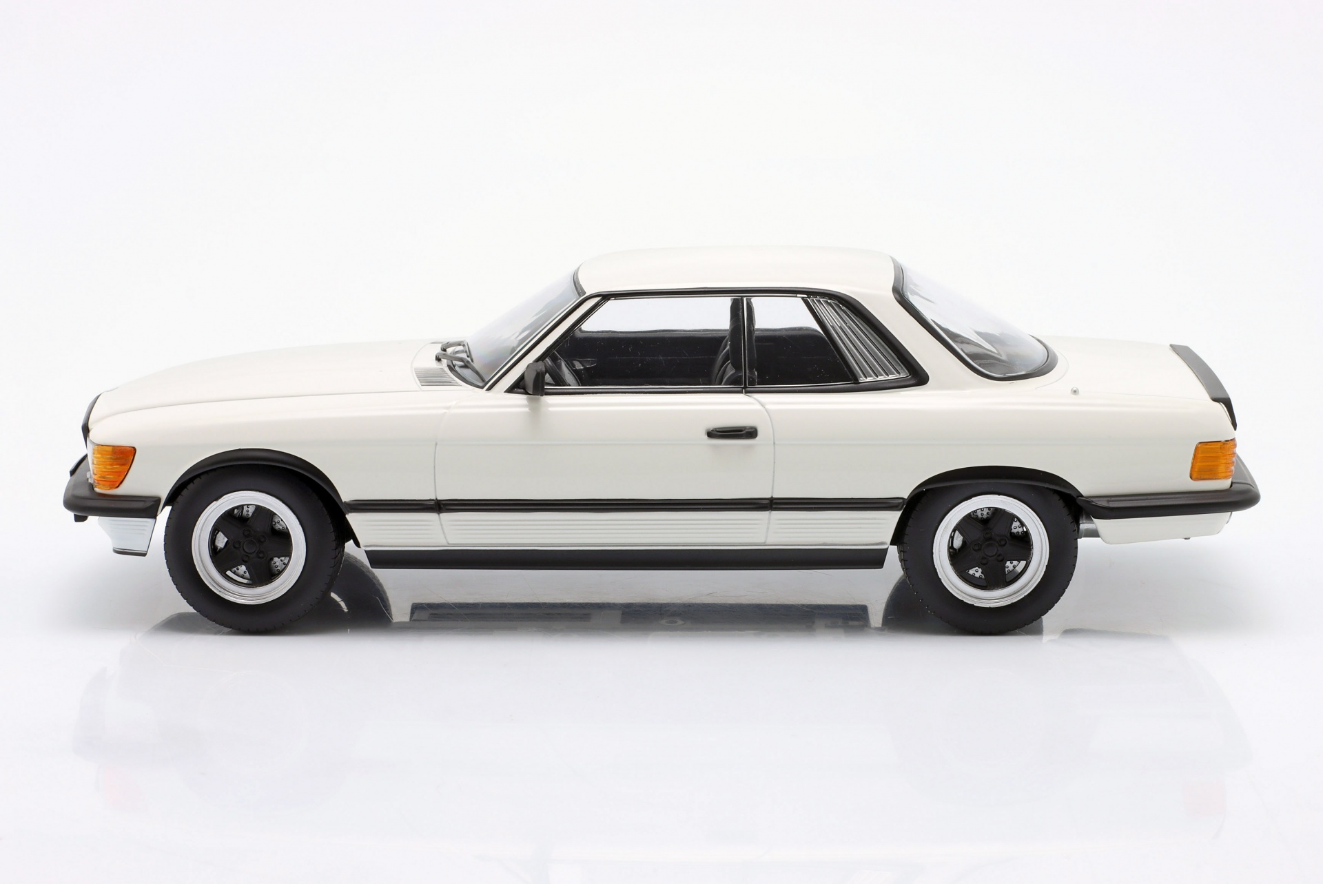 Mercedes-Benz 500 SLC 6.0 AMG (C107) Baujahr 1985 wei&szlig;  