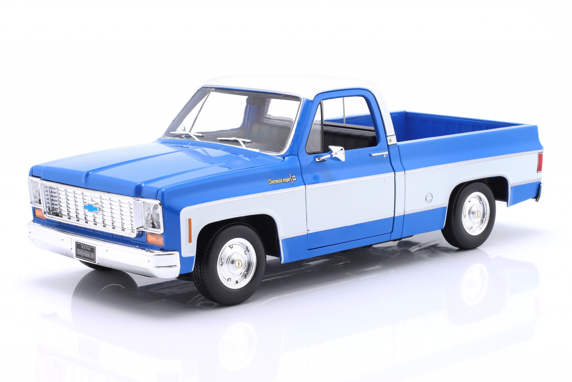 Chevrolet C10 Cheyenne Super Pick-Up Baujahr 1974 blau / wei&szlig;  