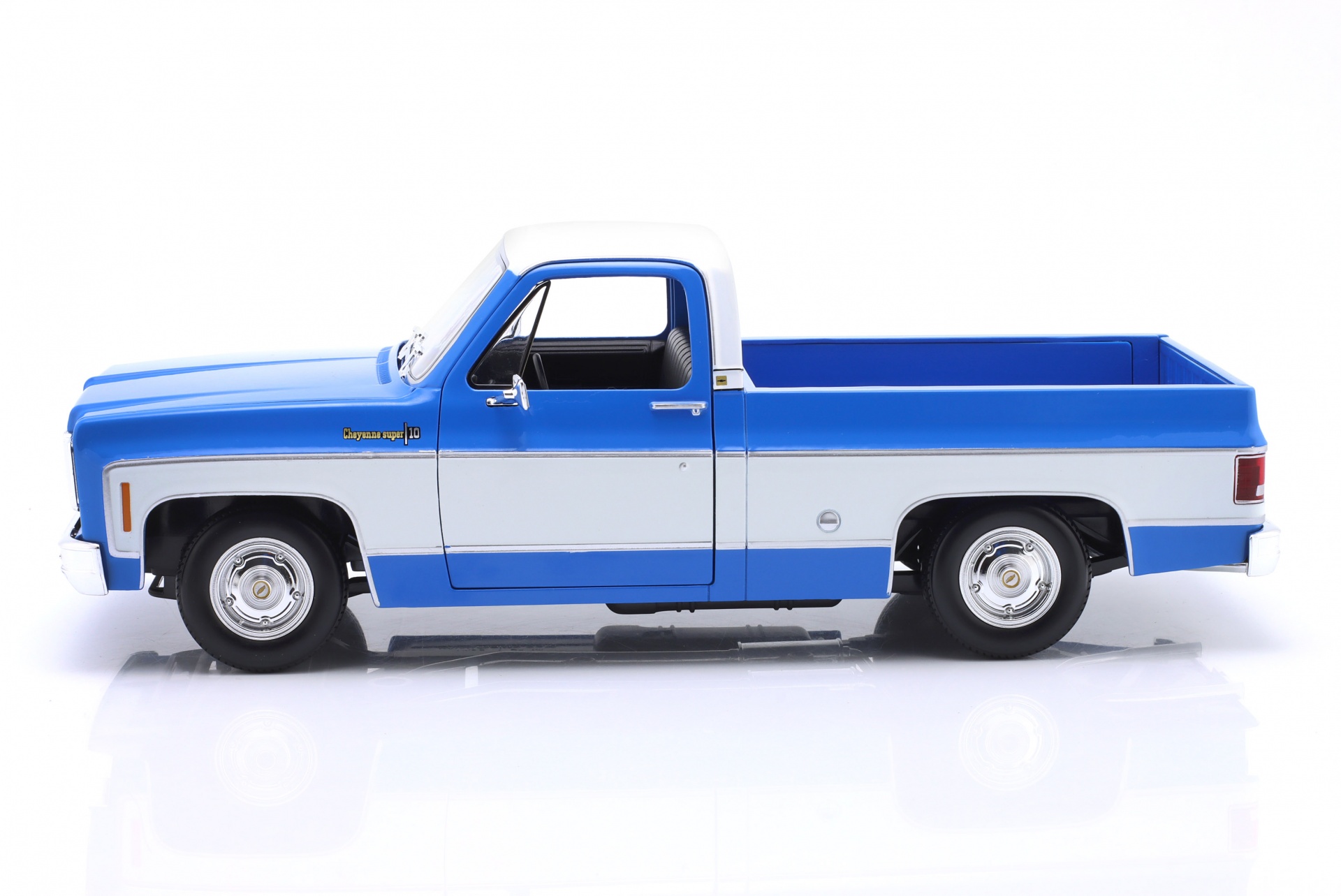 Chevrolet C10 Cheyenne Super Pick-Up Baujahr 1974 blau / wei&szlig;  