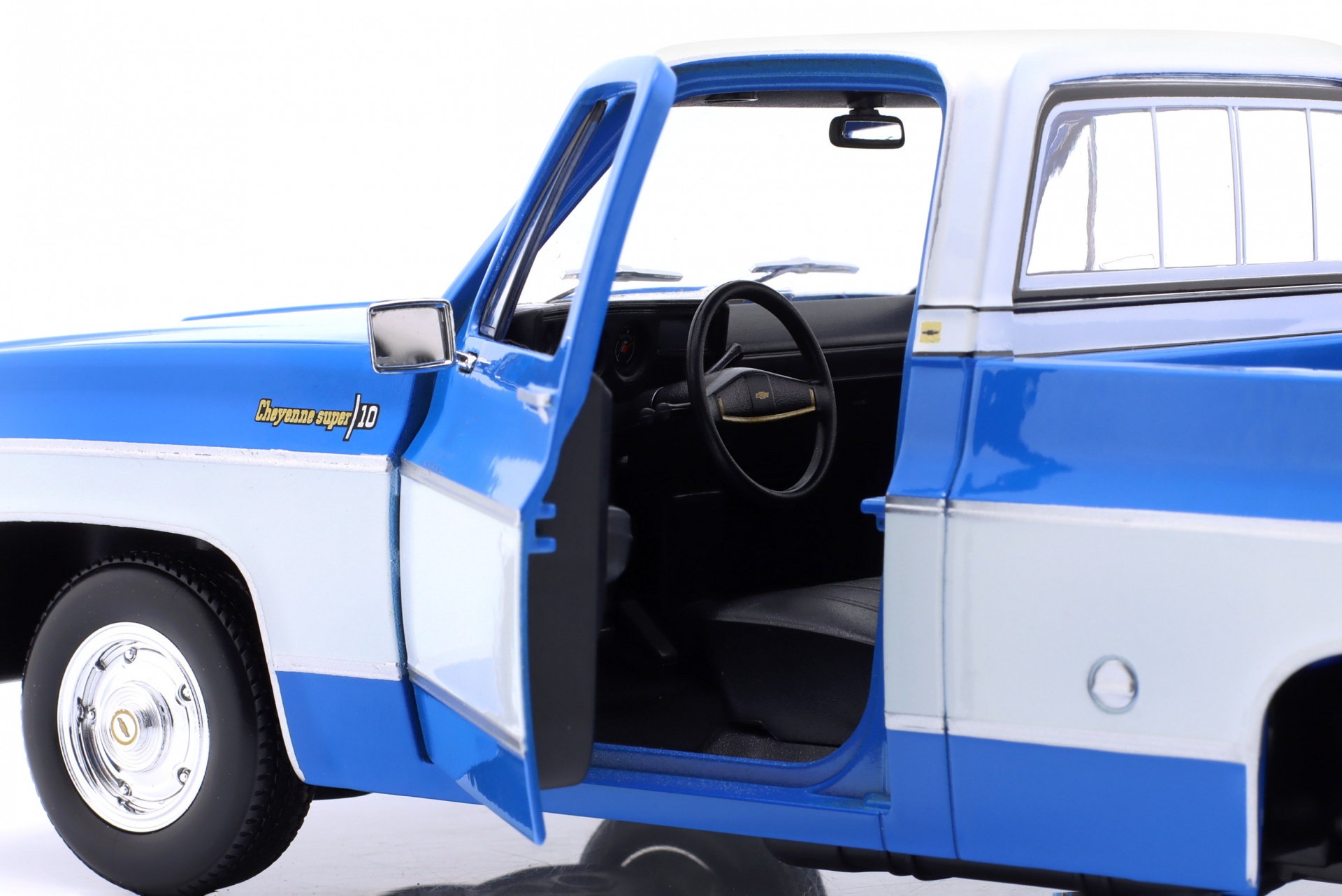 Chevrolet C10 Cheyenne Super Pick-Up Baujahr 1974 blau / wei&szlig;  