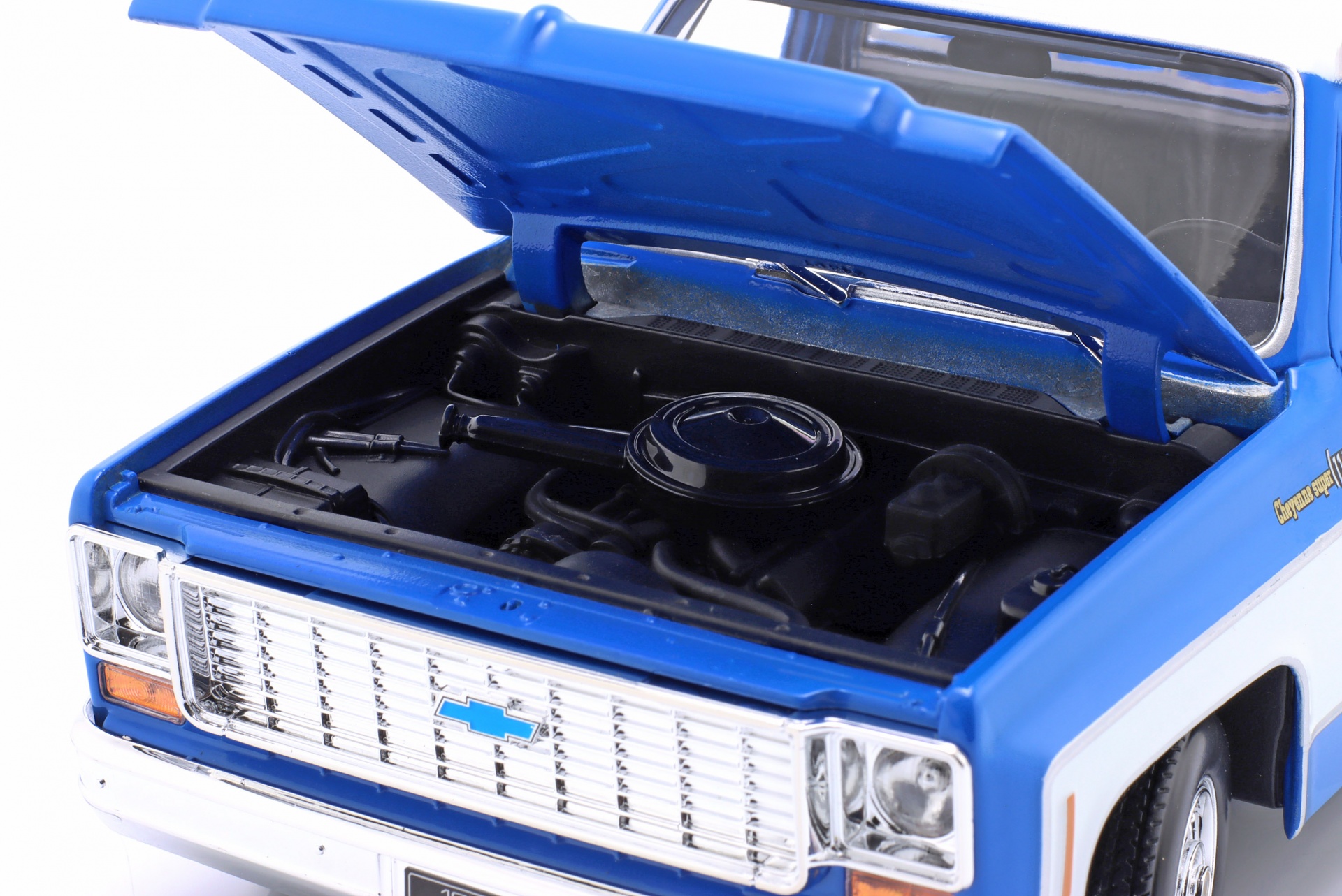 Chevrolet C10 Cheyenne Super Pick-Up Baujahr 1974 blau / wei&szlig;  