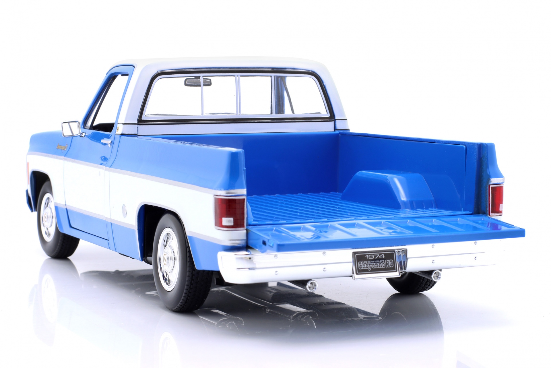 Chevrolet C10 Cheyenne Super Pick-Up Baujahr 1974 blau / wei&szlig;  