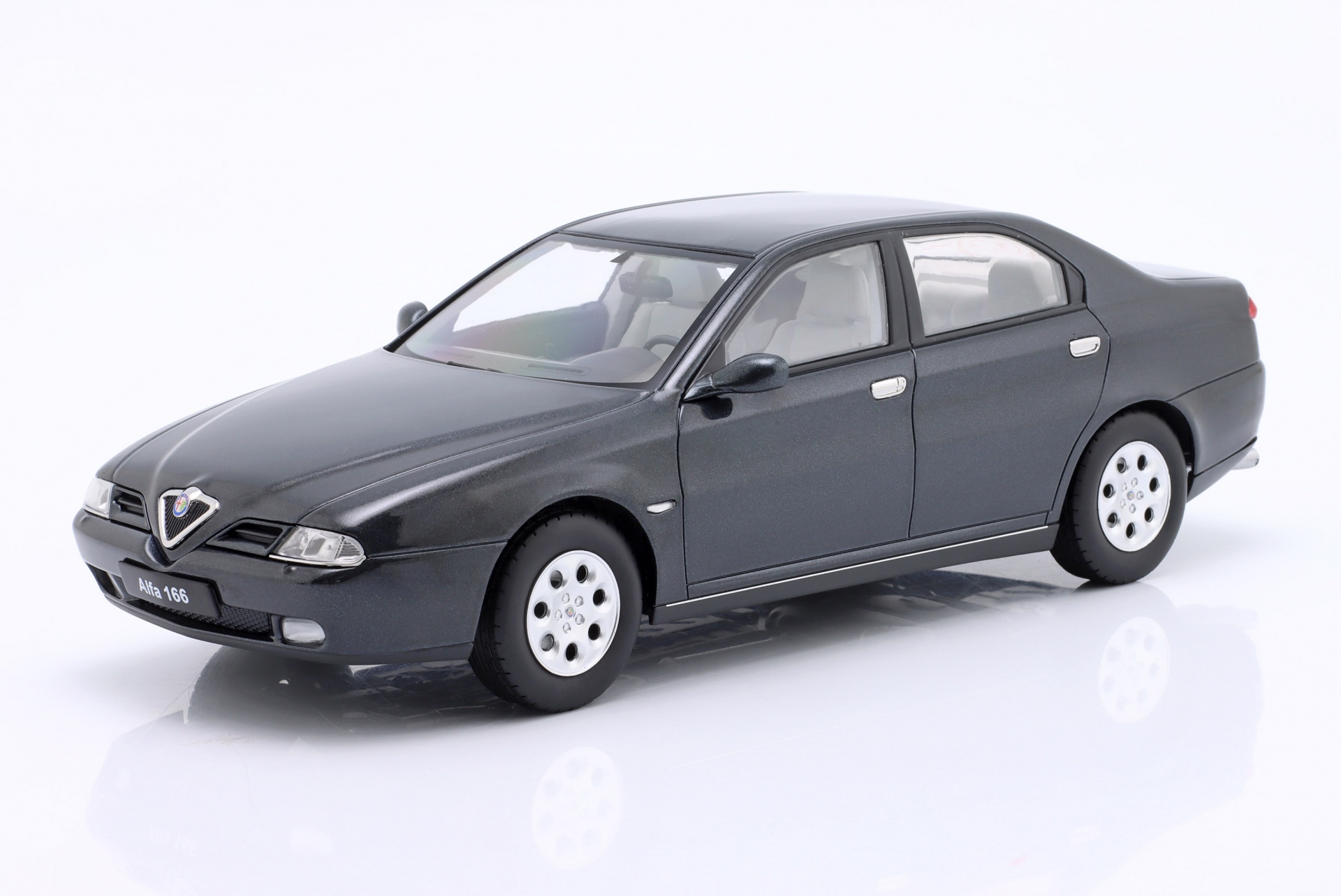 Alfa Romeo 166 Baujahr 1999 dunkelgraublau metallic  