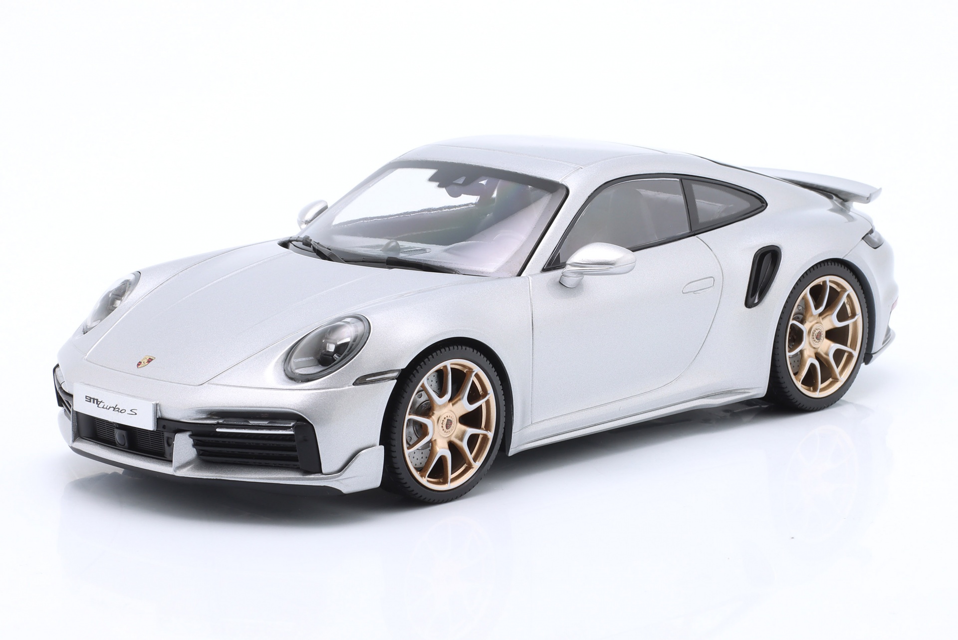 Porsche 911 (992) Turbo S Coupe Sport Design Baujahr 2024 silber / goldene Felgen  