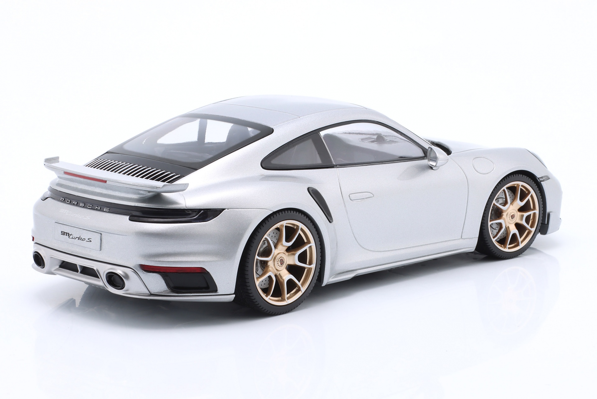 Porsche 911 (992) Turbo S Coupe Sport Design Baujahr 2024 silber / goldene Felgen  