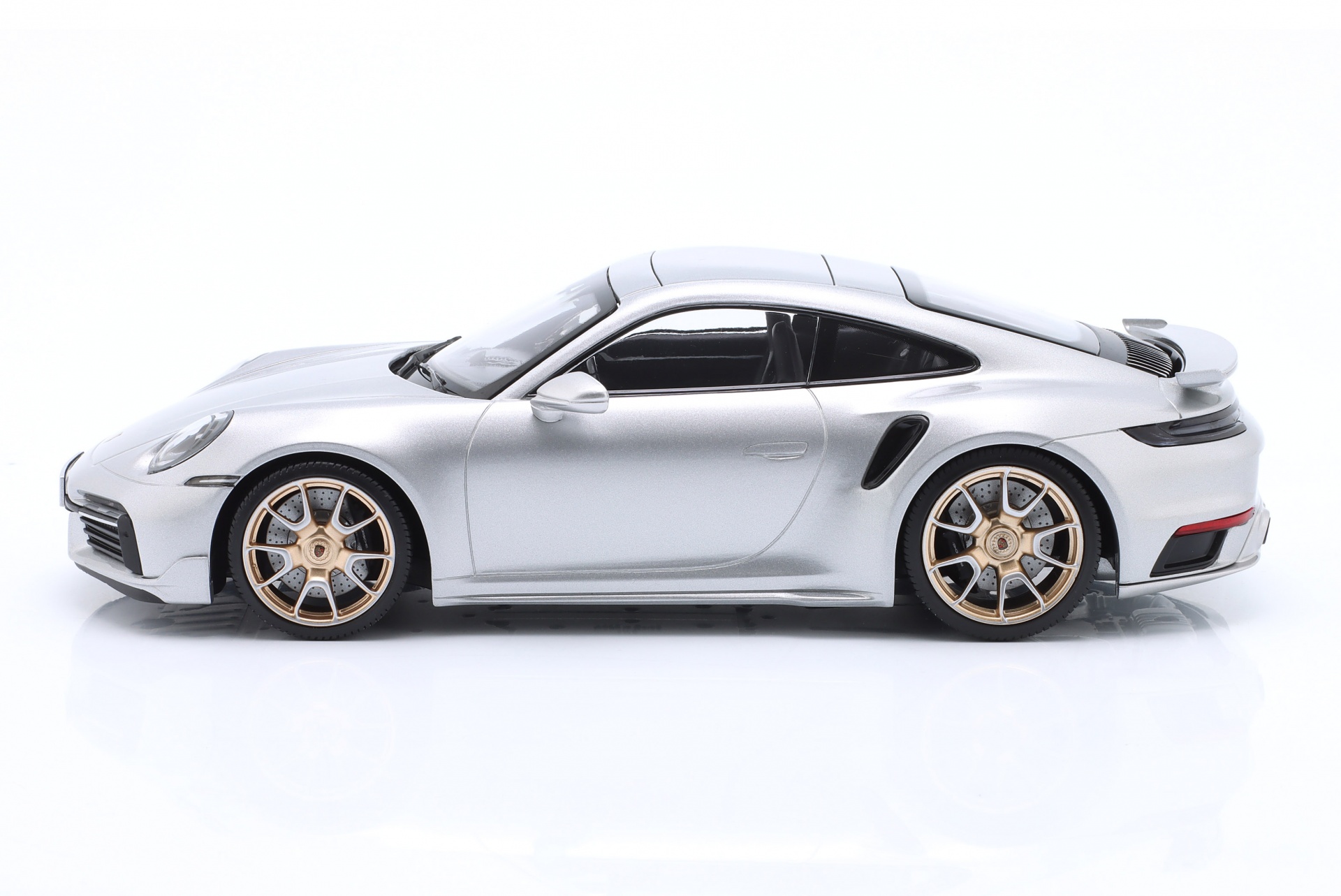 Porsche 911 (992) Turbo S Coupe Sport Design Baujahr 2024 silber / goldene Felgen  