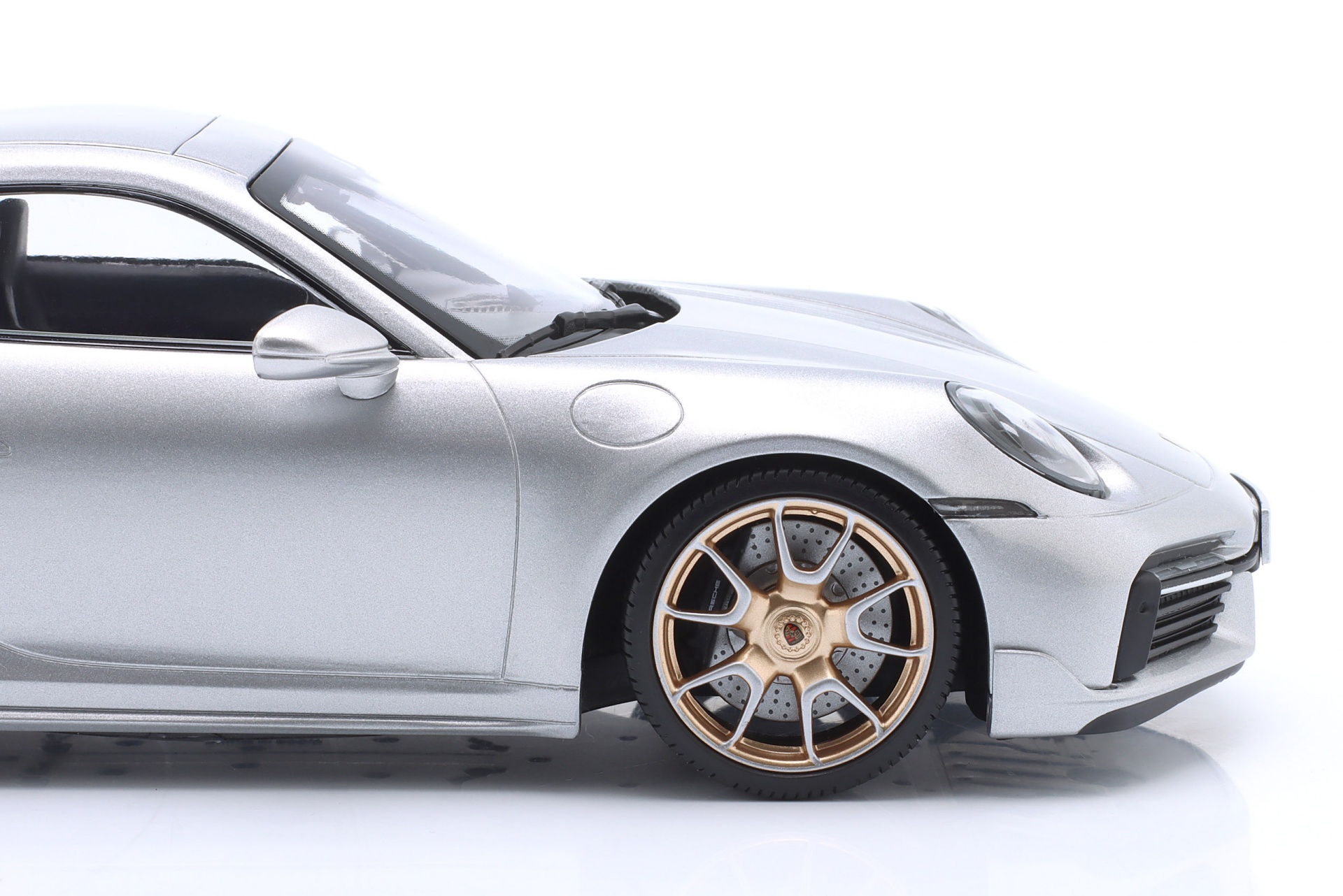 Porsche 911 (992) Turbo S Coupe Sport Design Baujahr 2024 silber / goldene Felgen  