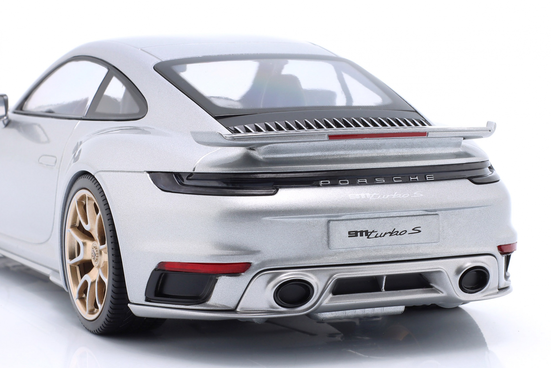 Porsche 911 (992) Turbo S Coupe Sport Design Baujahr 2024 silber / goldene Felgen  