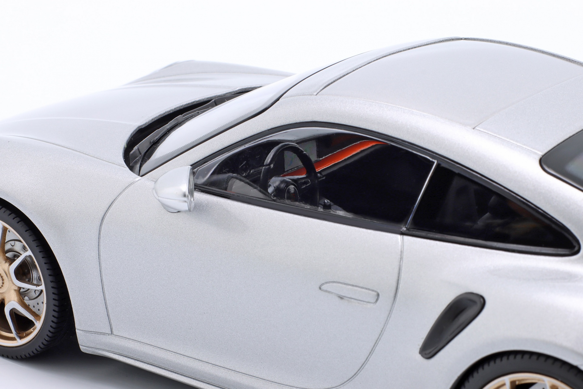 Porsche 911 (992) Turbo S Coupe Sport Design Baujahr 2024 silber / goldene Felgen  