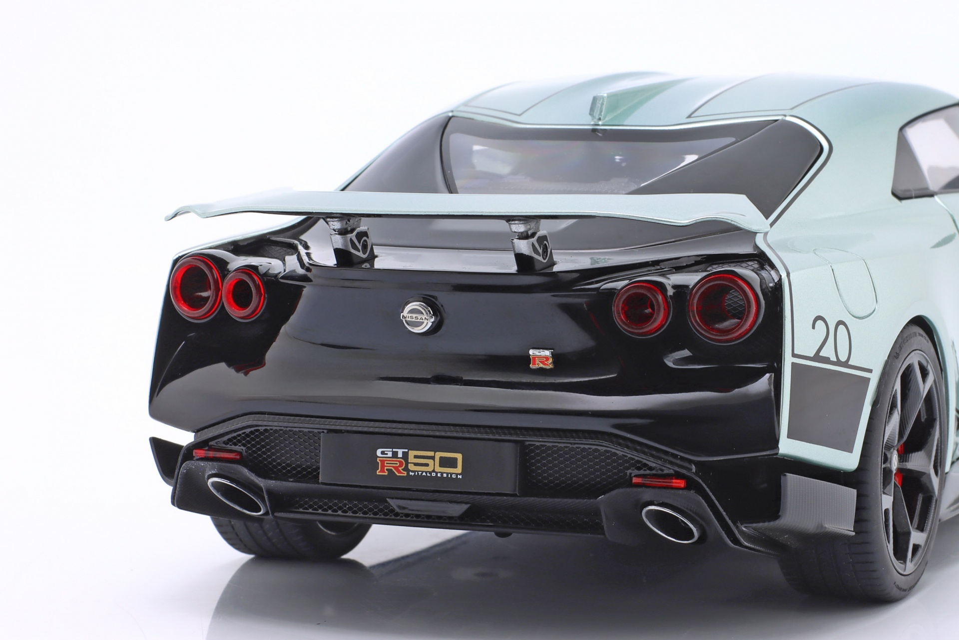 Nissan GT-R50 by Italdesign gr&uuml;n metallic / schwarz  