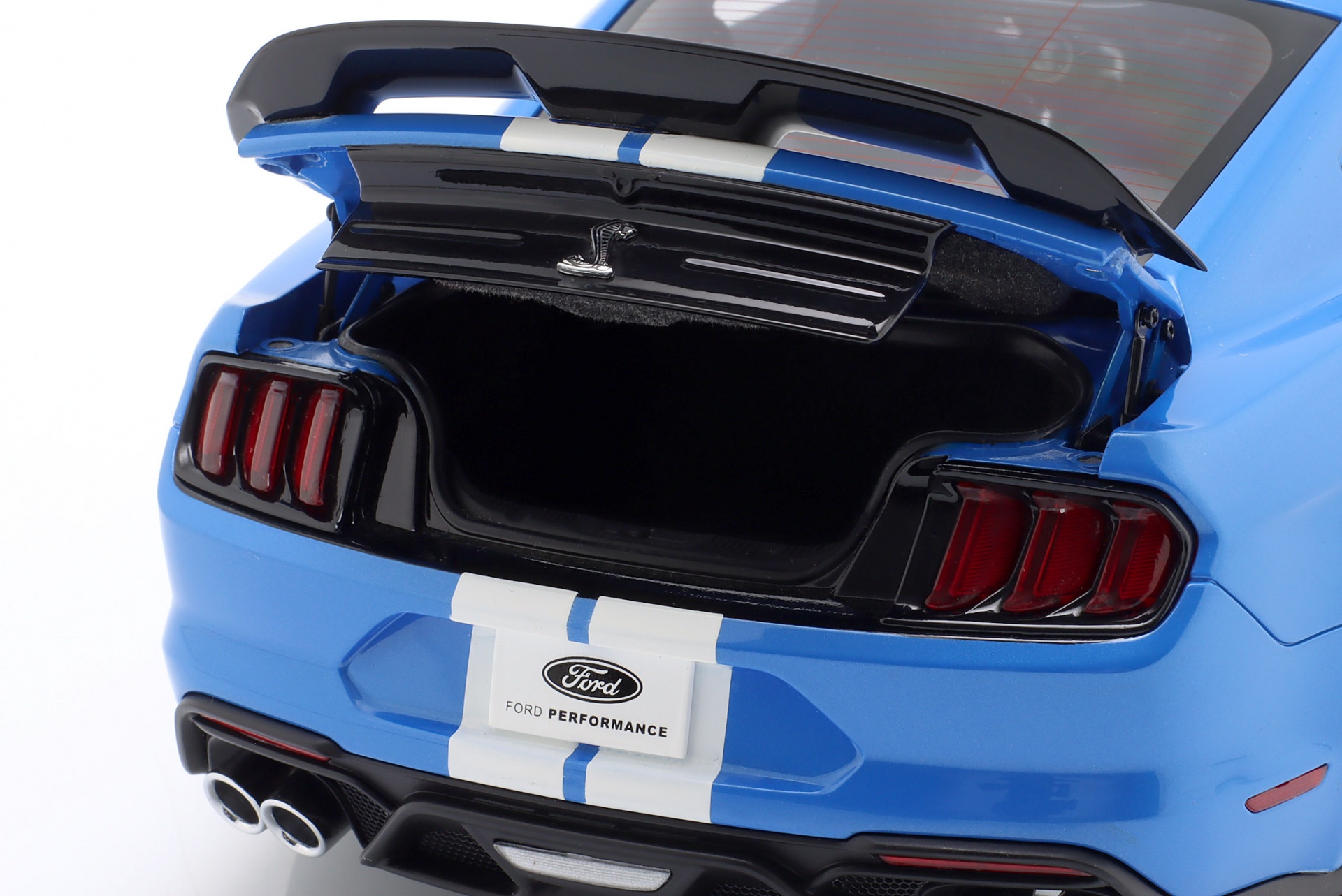 Ford Mustang Shelby GT500 grabber blau / wei&szlig;e Streifen  