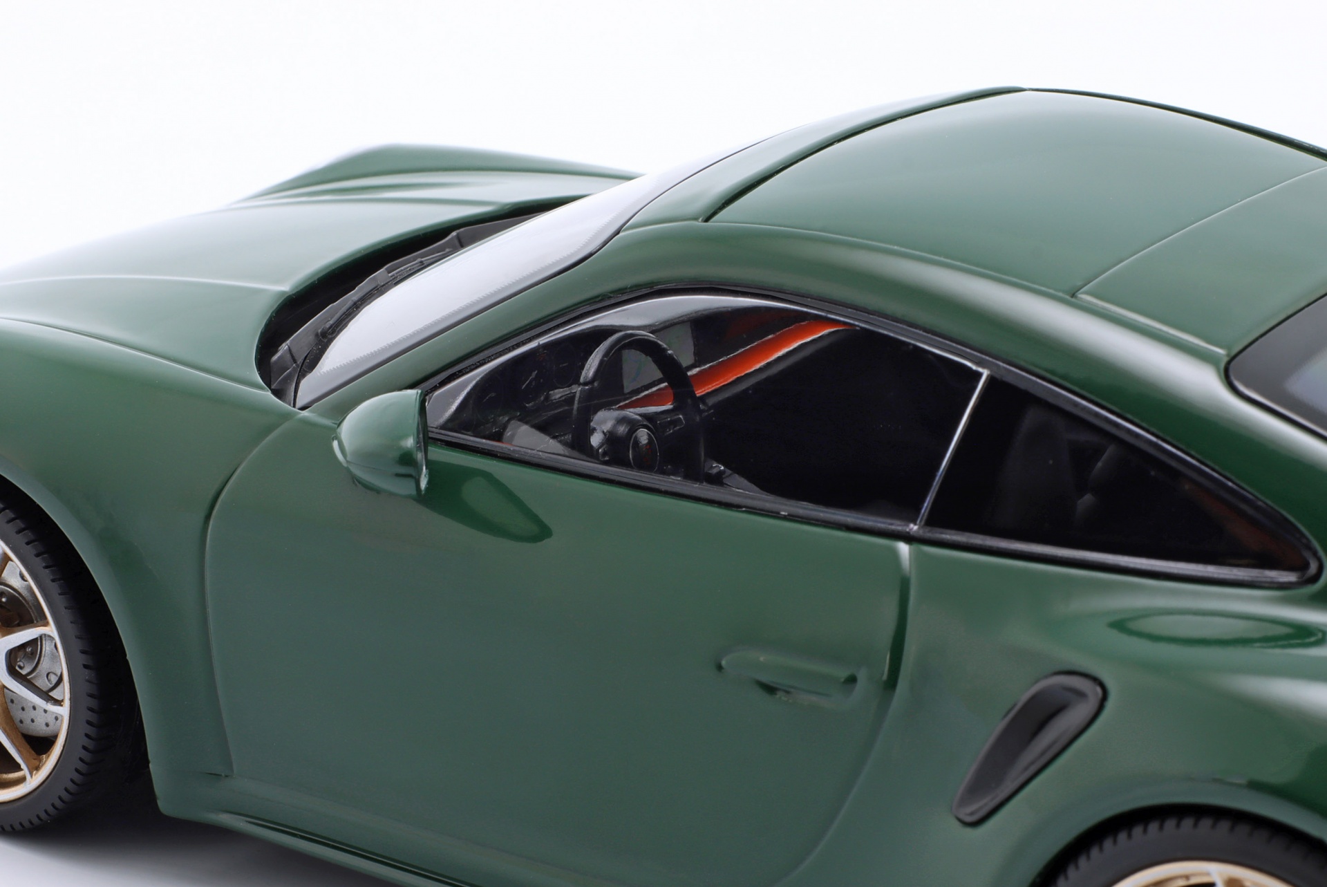 Porsche 911 (992) Turbo S Coupe Sport 2024 gr&uuml;n / goldene Felgen  