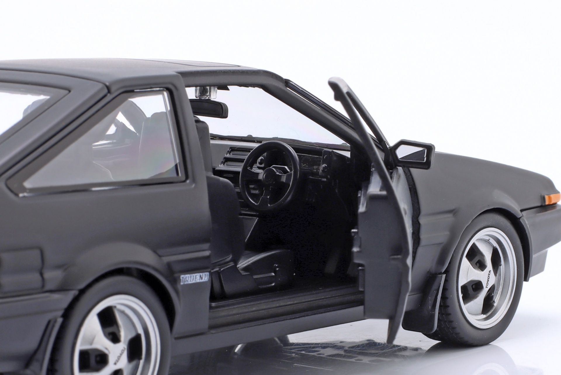 Toyota Sprinter Trueno AE86 Baujahr 1979 mattschwarz  