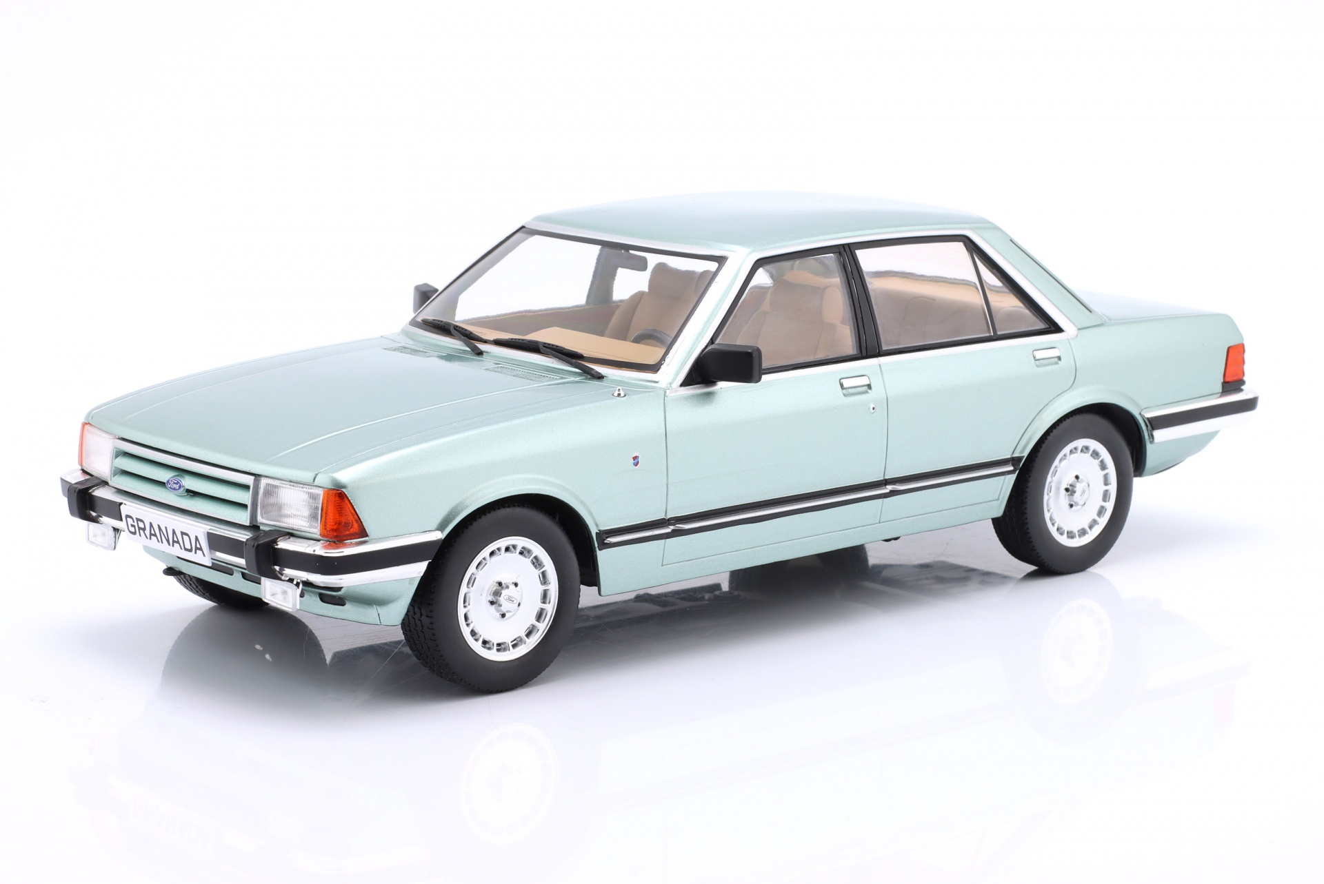 Ford Granada MK II 2.8 Ghia Baujahr 1982 hellgr&uuml;n metallic  ModelCar Group