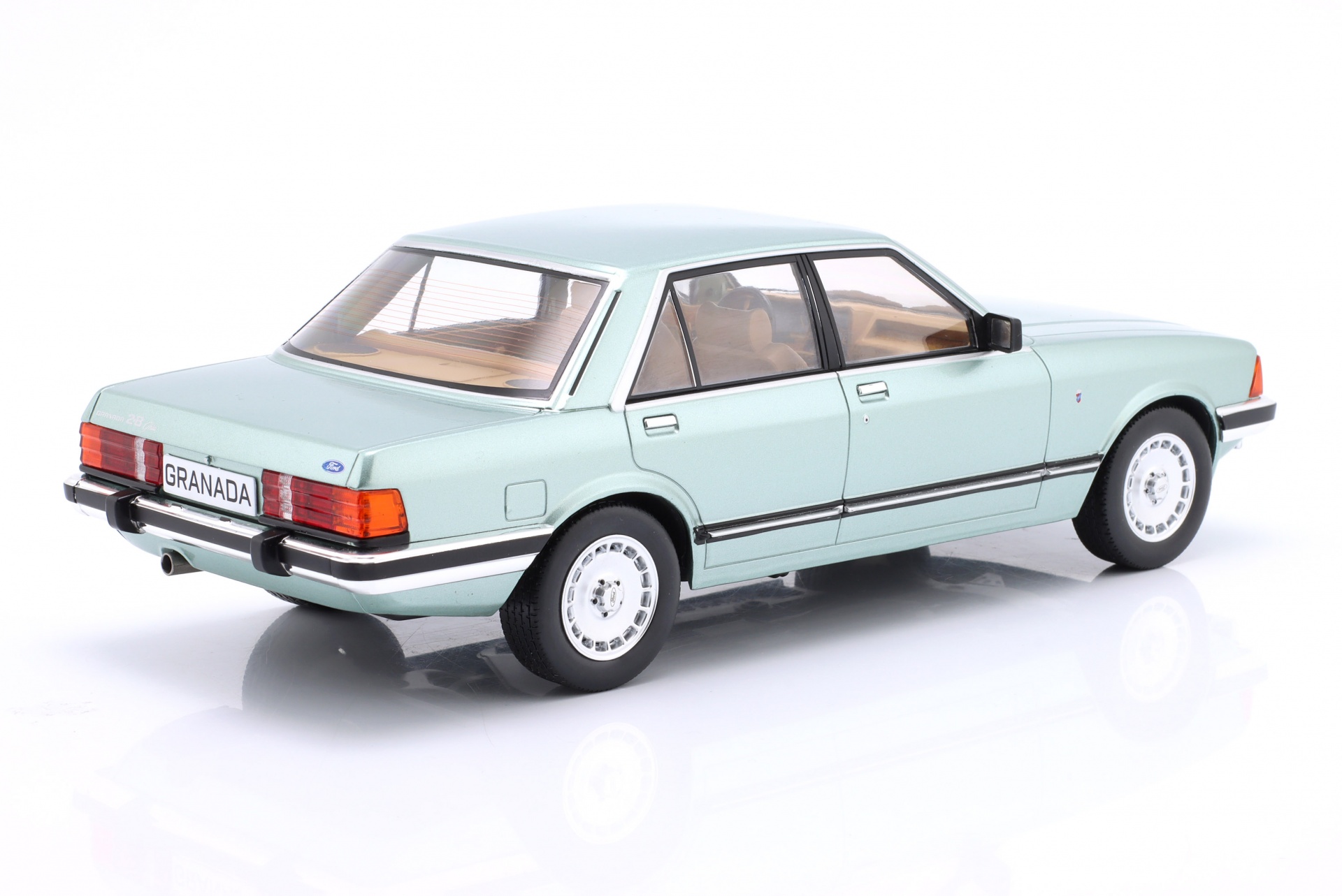 Ford Granada MK II 2.8 Ghia Baujahr 1982 hellgr&uuml;n metallic  ModelCar Group