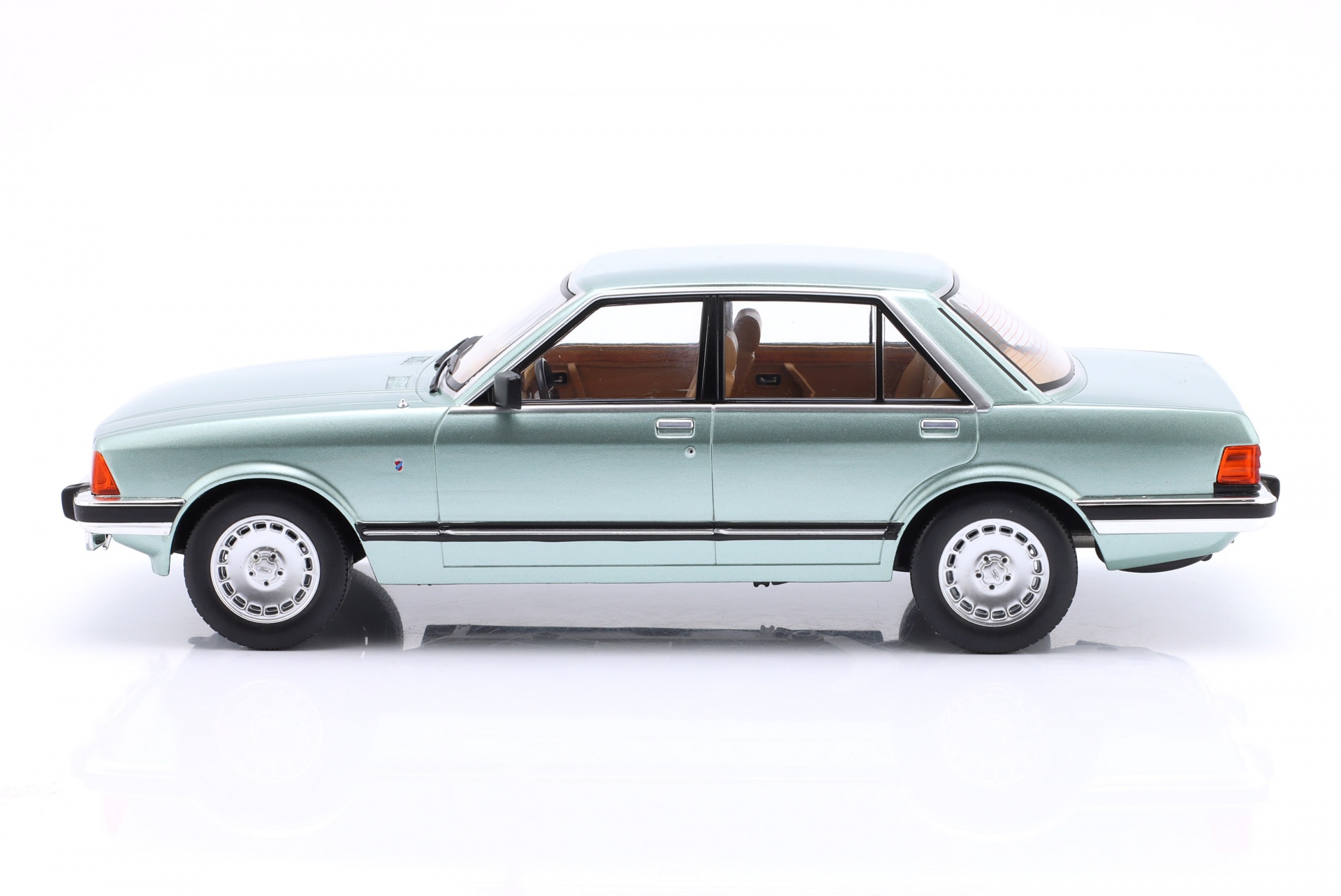 Ford Granada MK II 2.8 Ghia Baujahr 1982 hellgr&uuml;n metallic  ModelCar Group