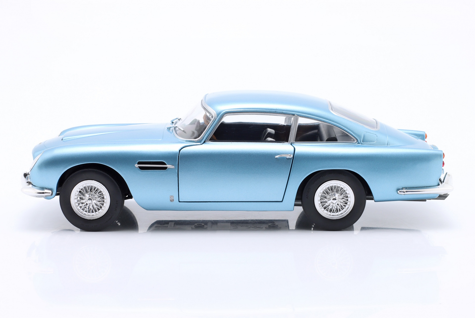 Aston Martin DB5 Baujahr 1964 hellblau metallic  