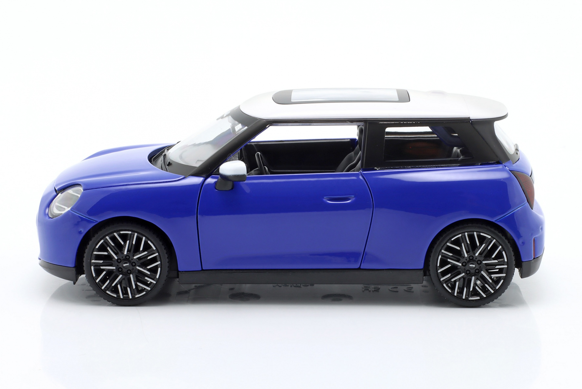 Mini Cooper SE (J01) blau / wei&szlig;  