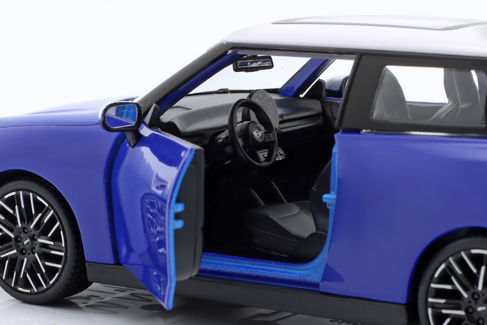Mini Cooper SE (J01) blau / wei&szlig;  