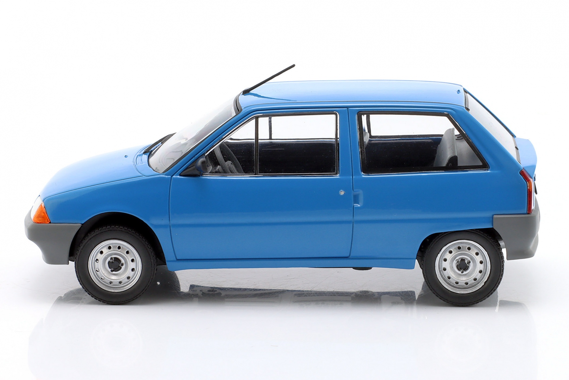 Citroen AX Baujahr 1986 blau  White Box