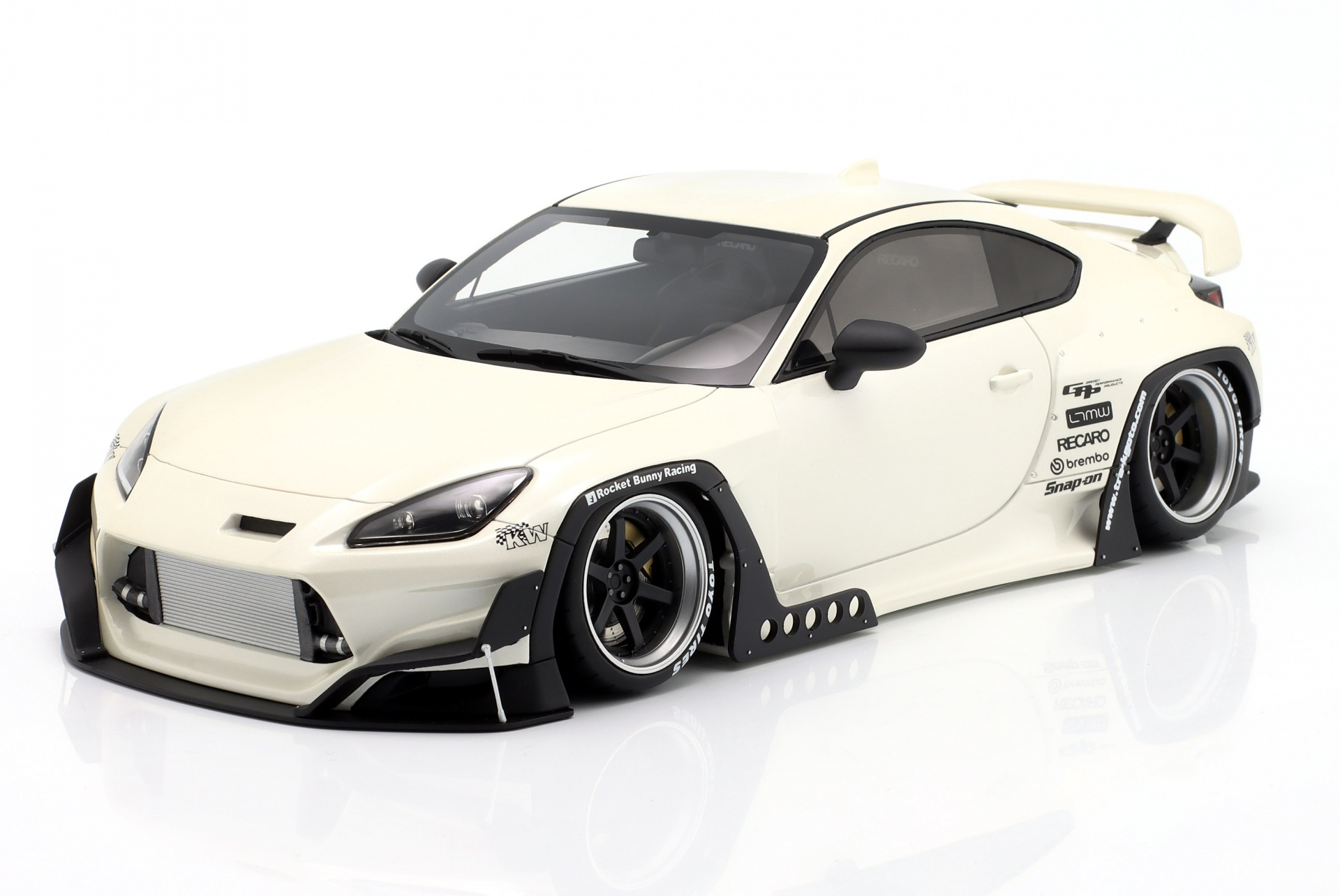Pandem Toyota GR86 Baujahr 2023 kristall wei&szlig;  GT-Spirit